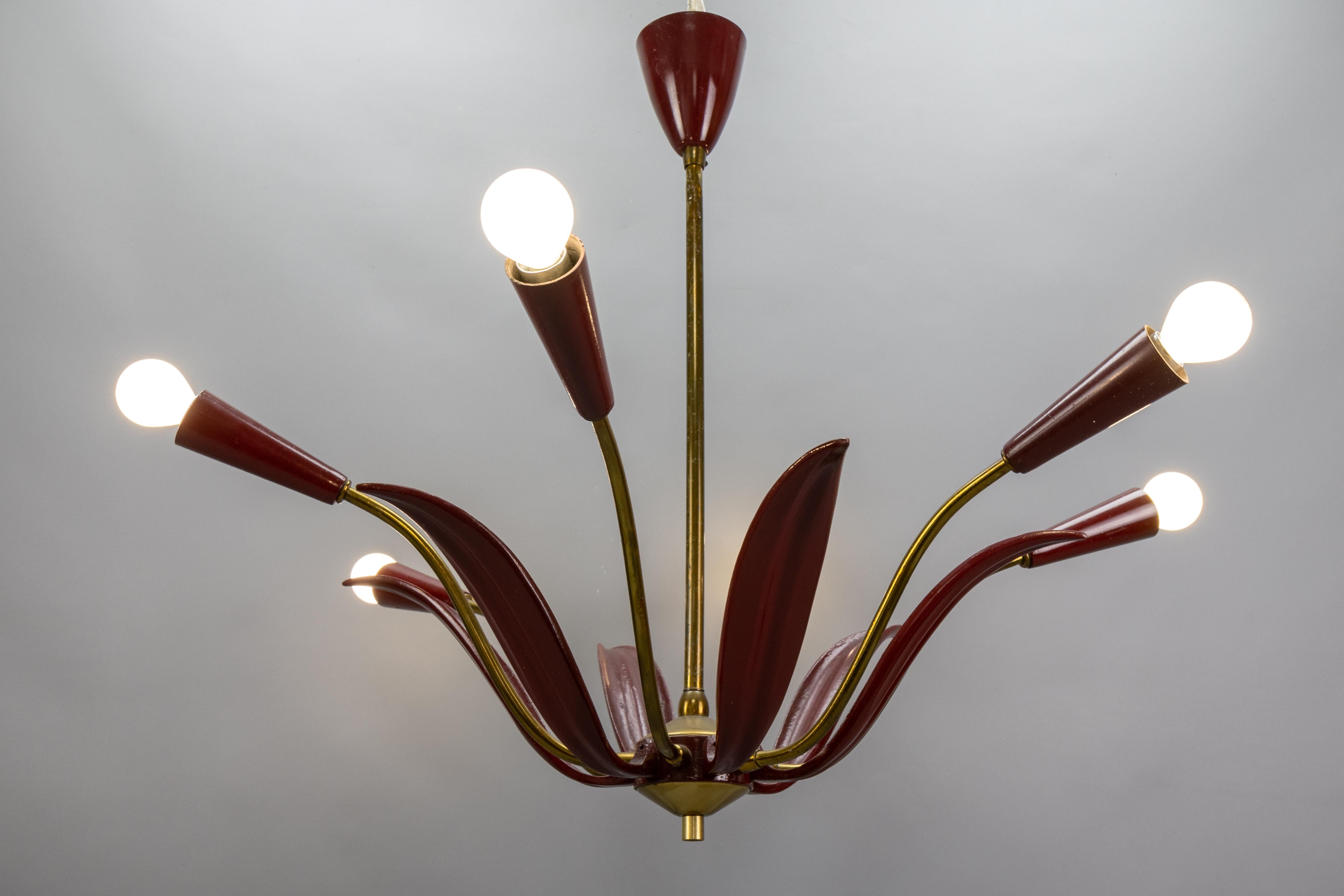 Mid-Century moderno Lampadario Sputnik Modern di metà secolo in rosso e ottone, design a sei luci con fiori in vendita