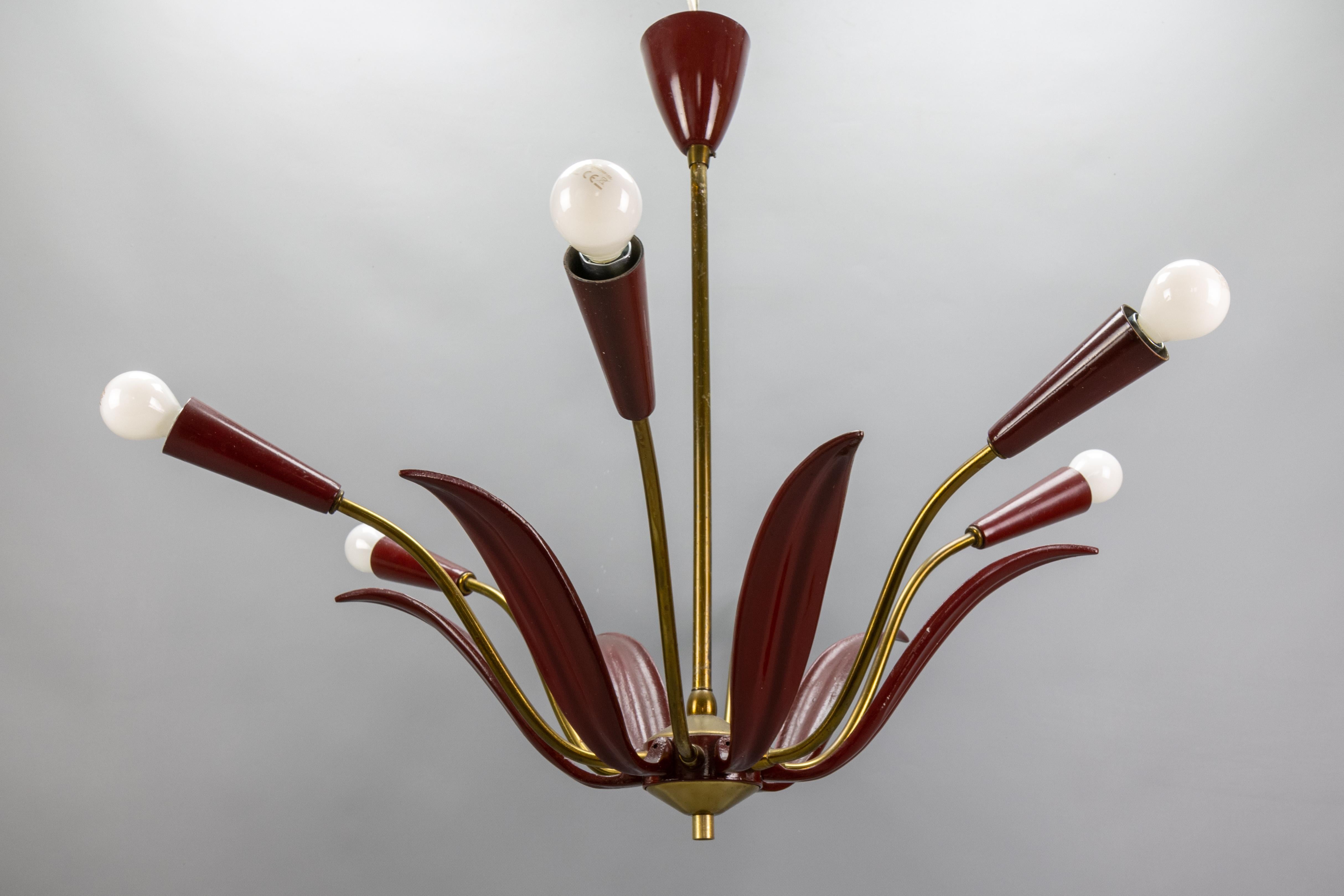 Italiano Lampadario Sputnik Modern di metà secolo in rosso e ottone, design a sei luci con fiori in vendita