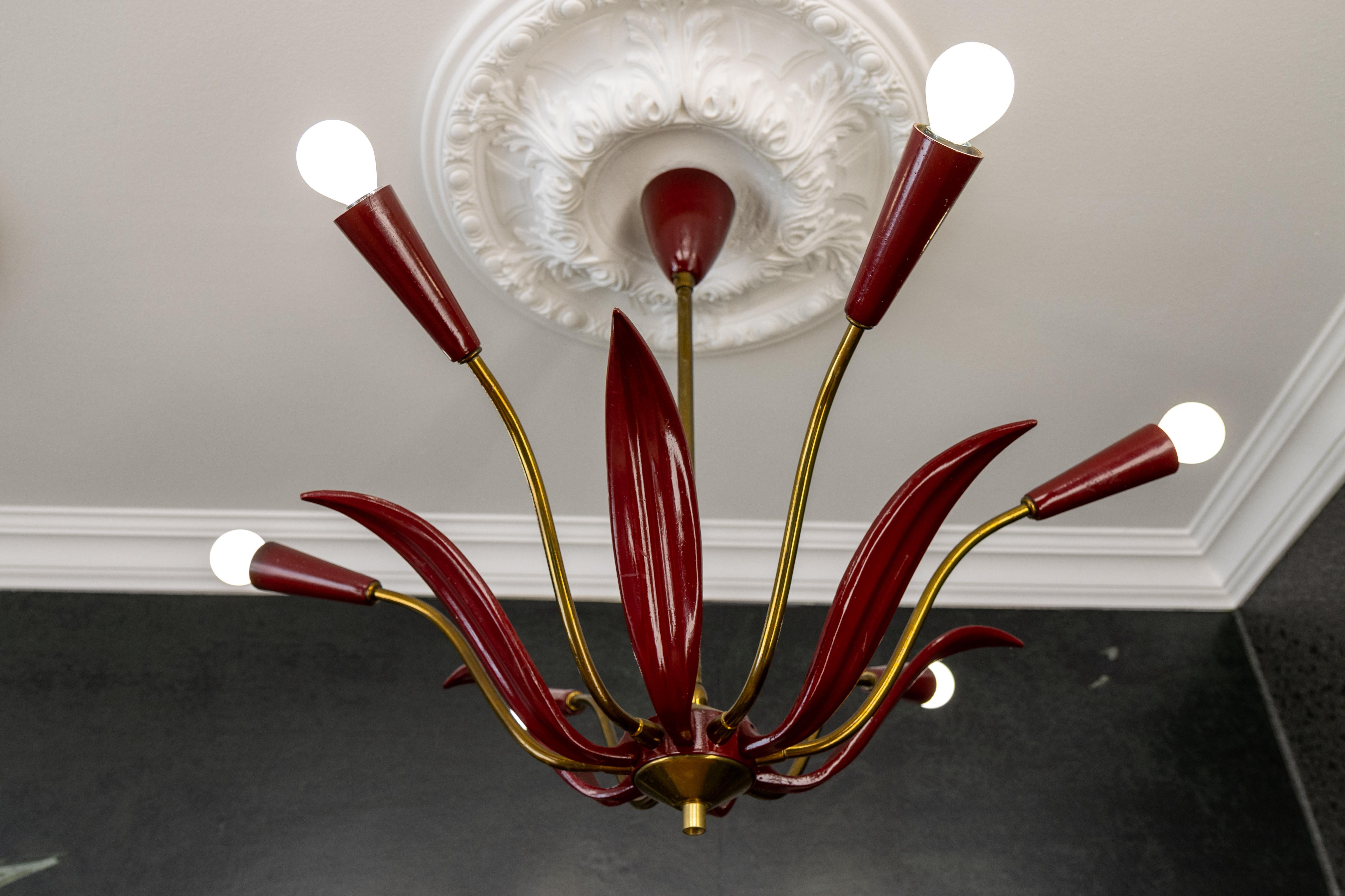 Dipinto Lampadario Sputnik Modern di metà secolo in rosso e ottone, design a sei luci con fiori in vendita