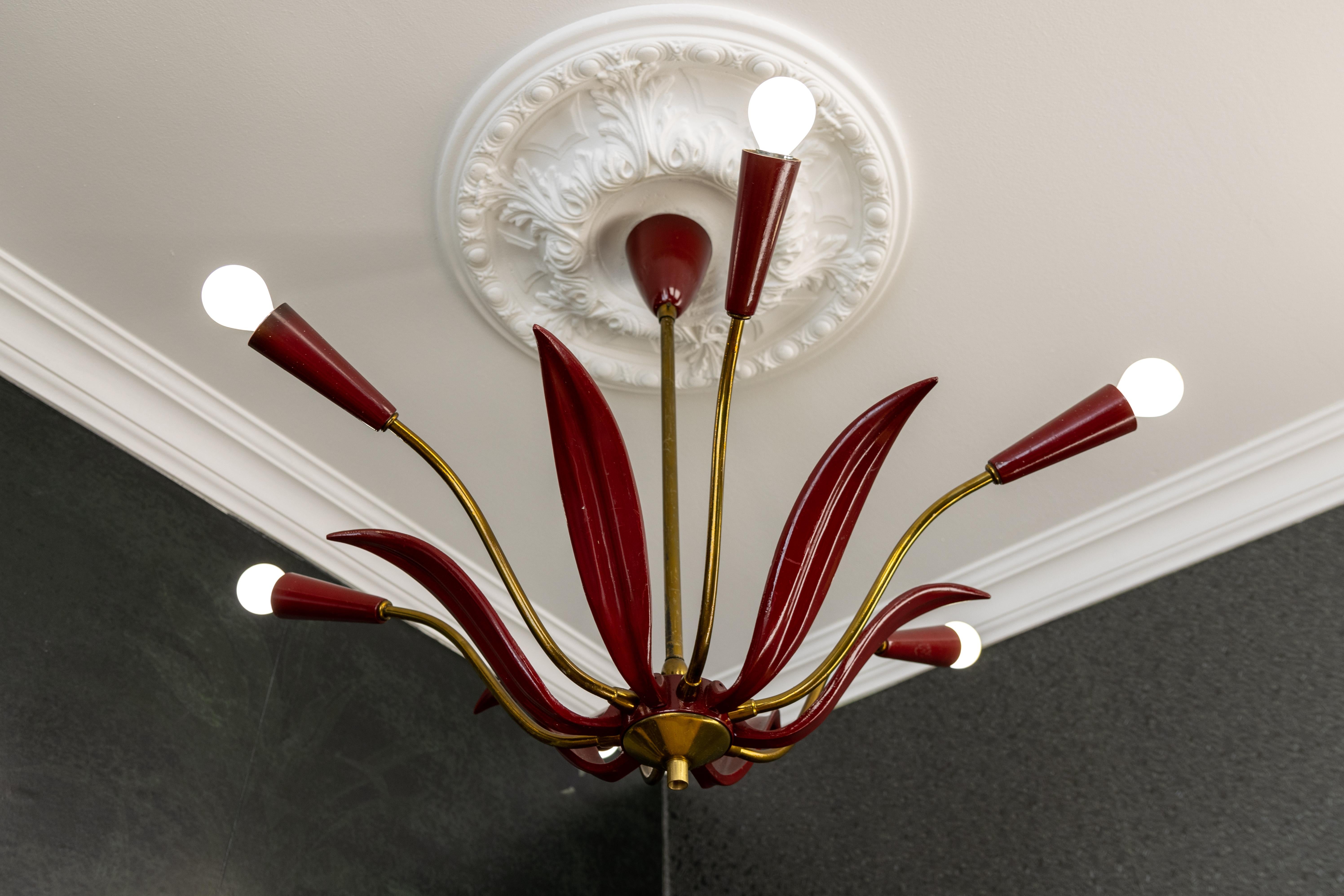 Lampadario Sputnik Modern di metà secolo in rosso e ottone, design a sei luci con fiori In condizioni buone in vendita a Barntrup, DE