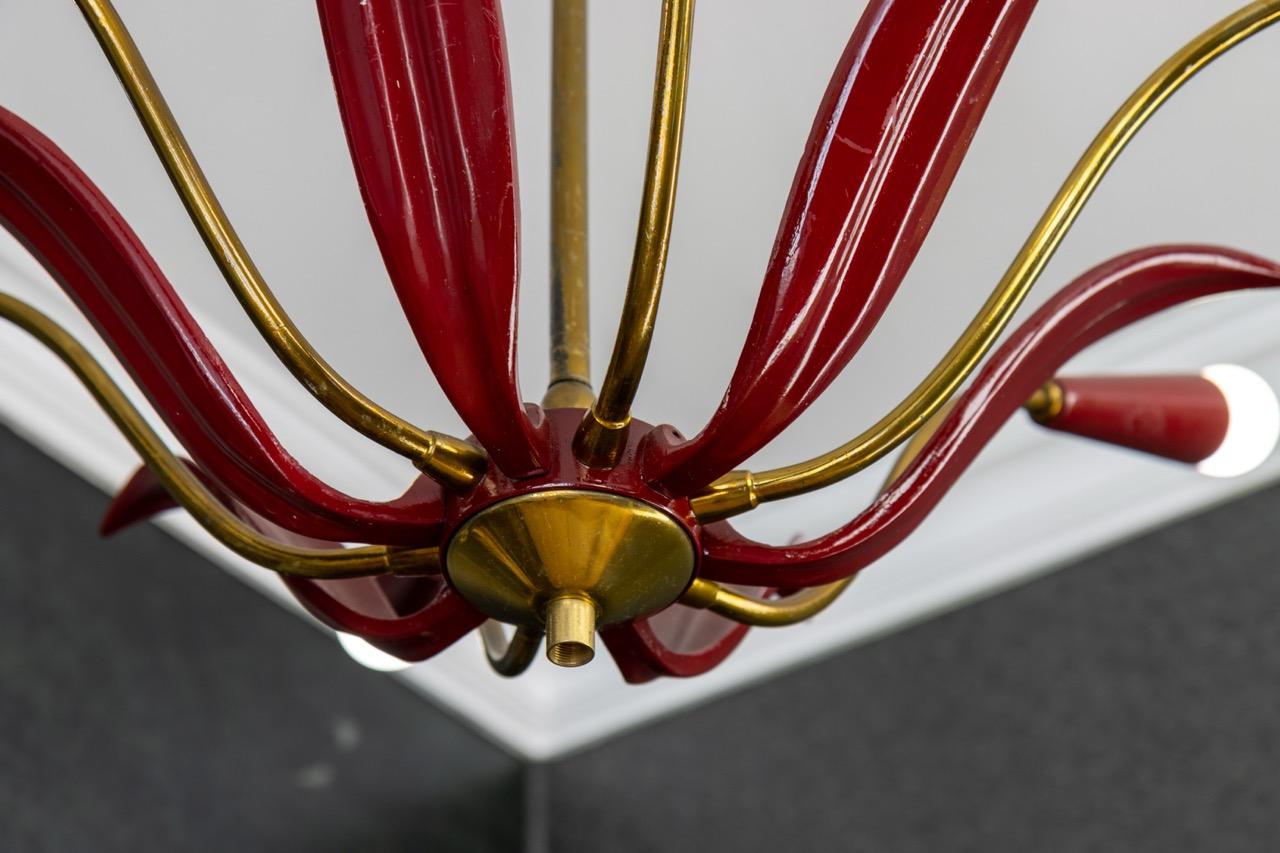Metà XX secolo Lampadario Sputnik Modern di metà secolo in rosso e ottone, design a sei luci con fiori in vendita