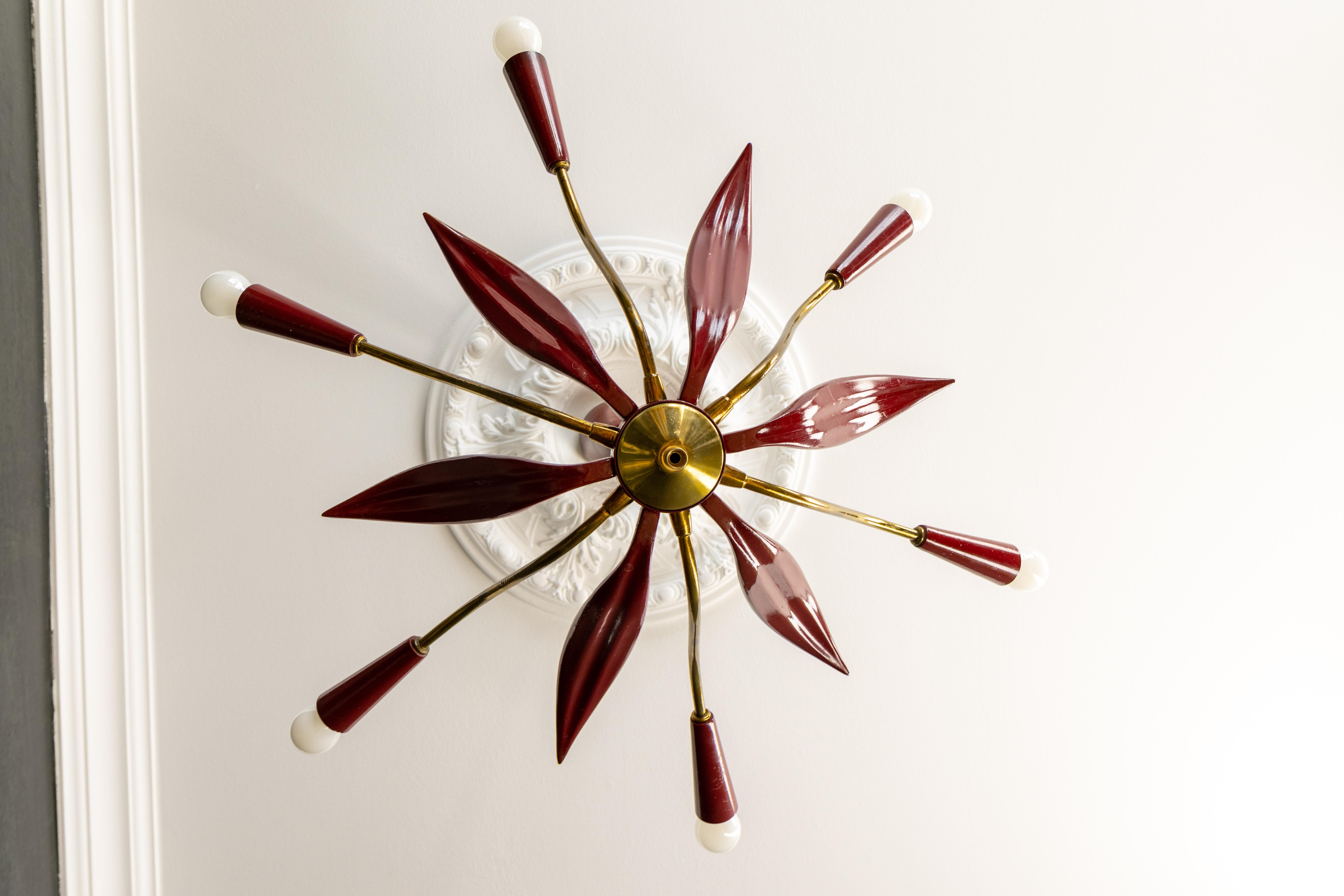 Ottone Lampadario Sputnik Modern di metà secolo in rosso e ottone, design a sei luci con fiori in vendita