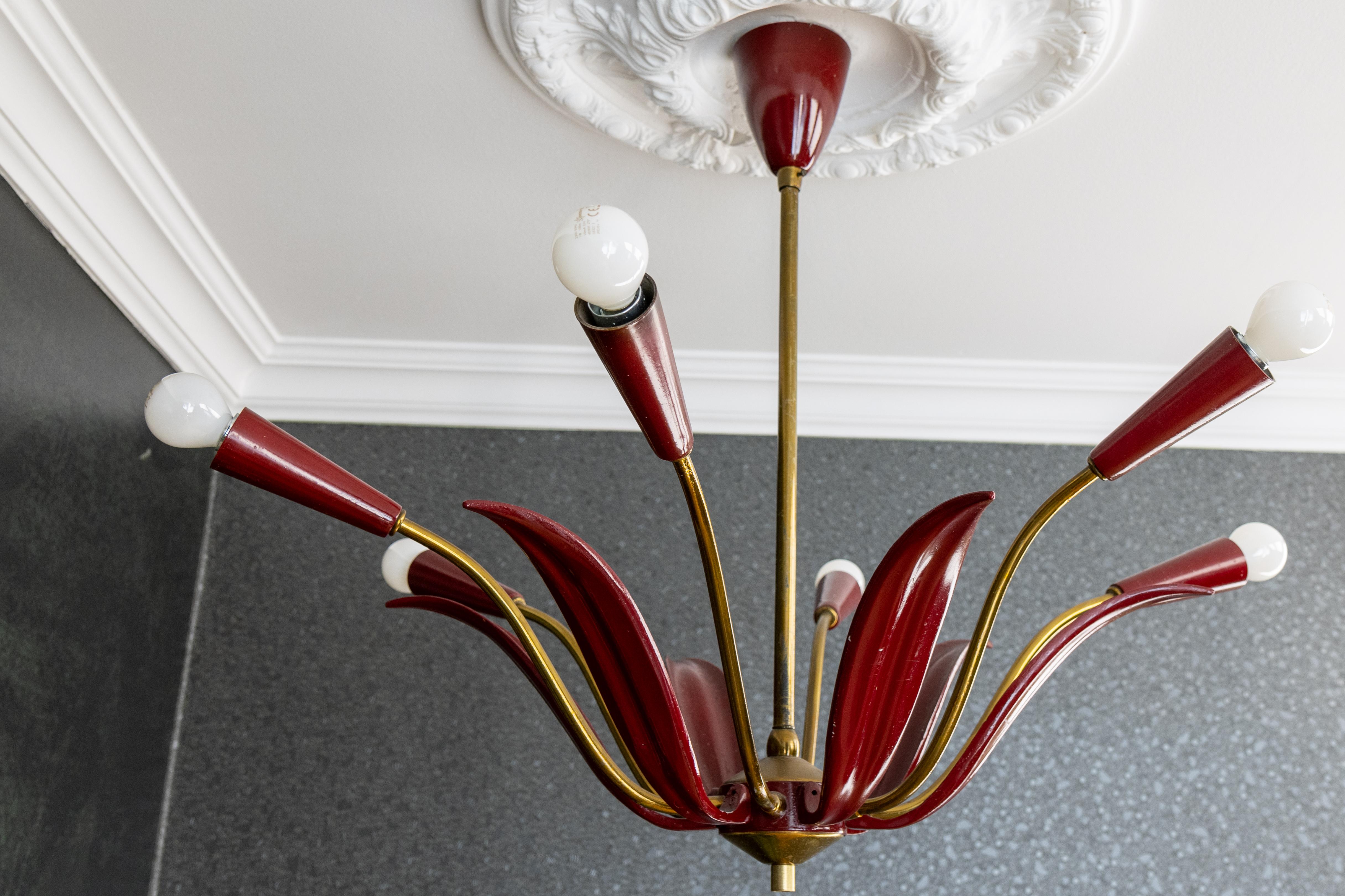 Lampadario Sputnik Modern di metà secolo in rosso e ottone, design a sei luci con fiori in vendita 1