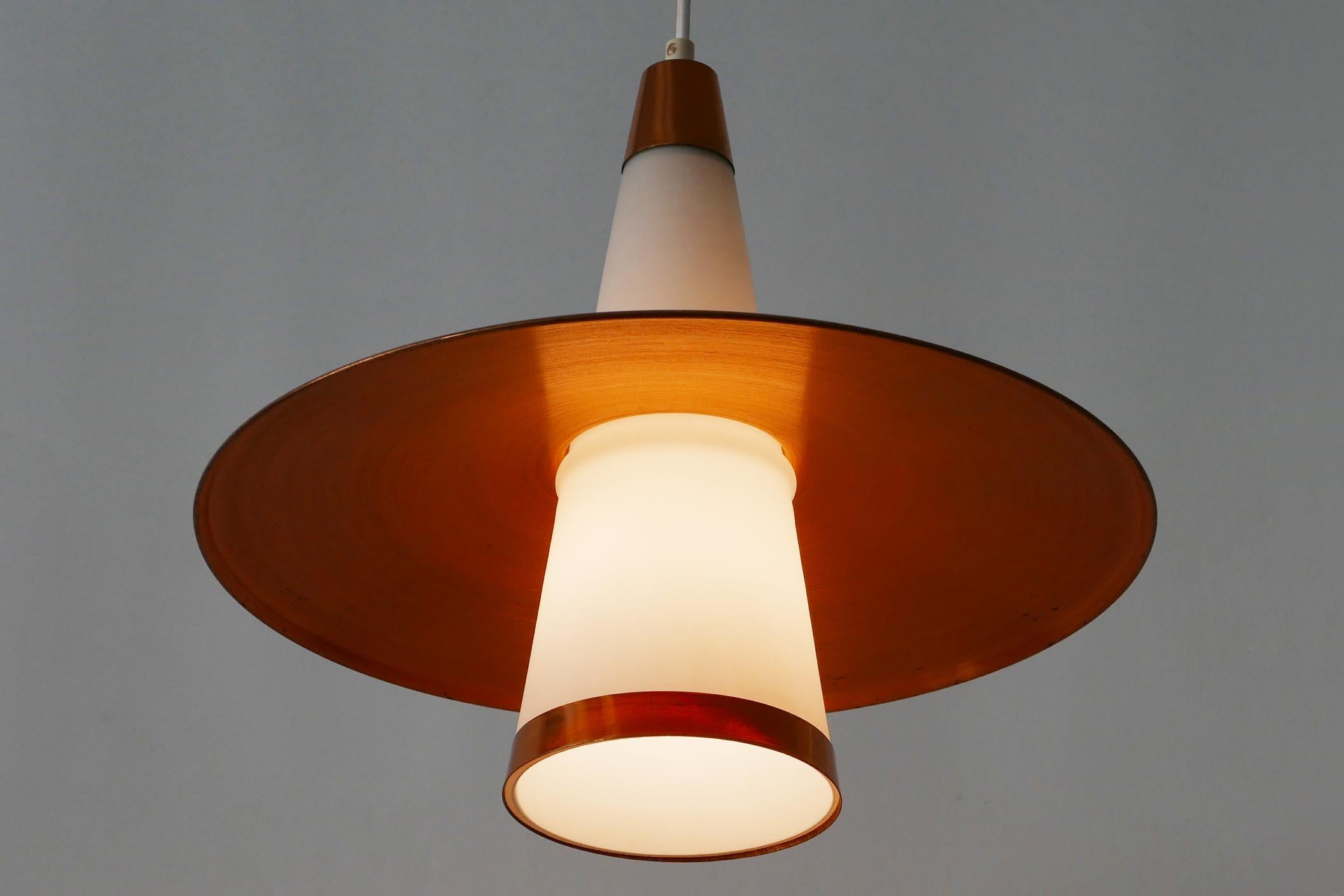 Eccezionale ed elegante lampada a sospensione Sputnik in rame e vetro opalino della Modernità di metà secolo, a forma di UFO. Progettato e prodotto probabilmente negli anni '1950, in Danimarca.

Realizzata in lamiera di rame e vetro opalino, la