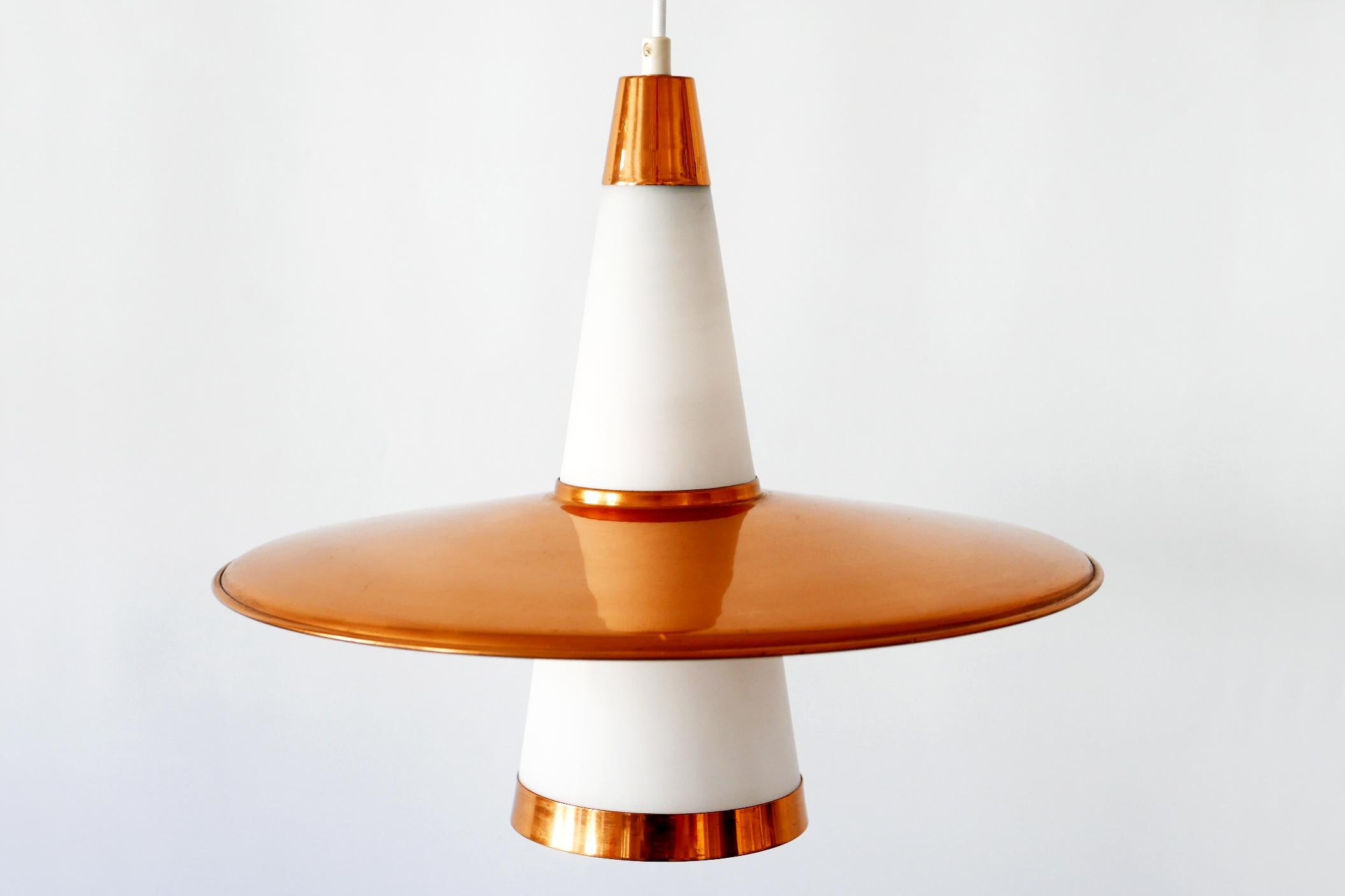 Mid-Century Modern Lampe à suspension Spoutnik moderne en cuivre et verre opalin du milieu du siècle dernier, UFO, Danemark, années 1950 en vente