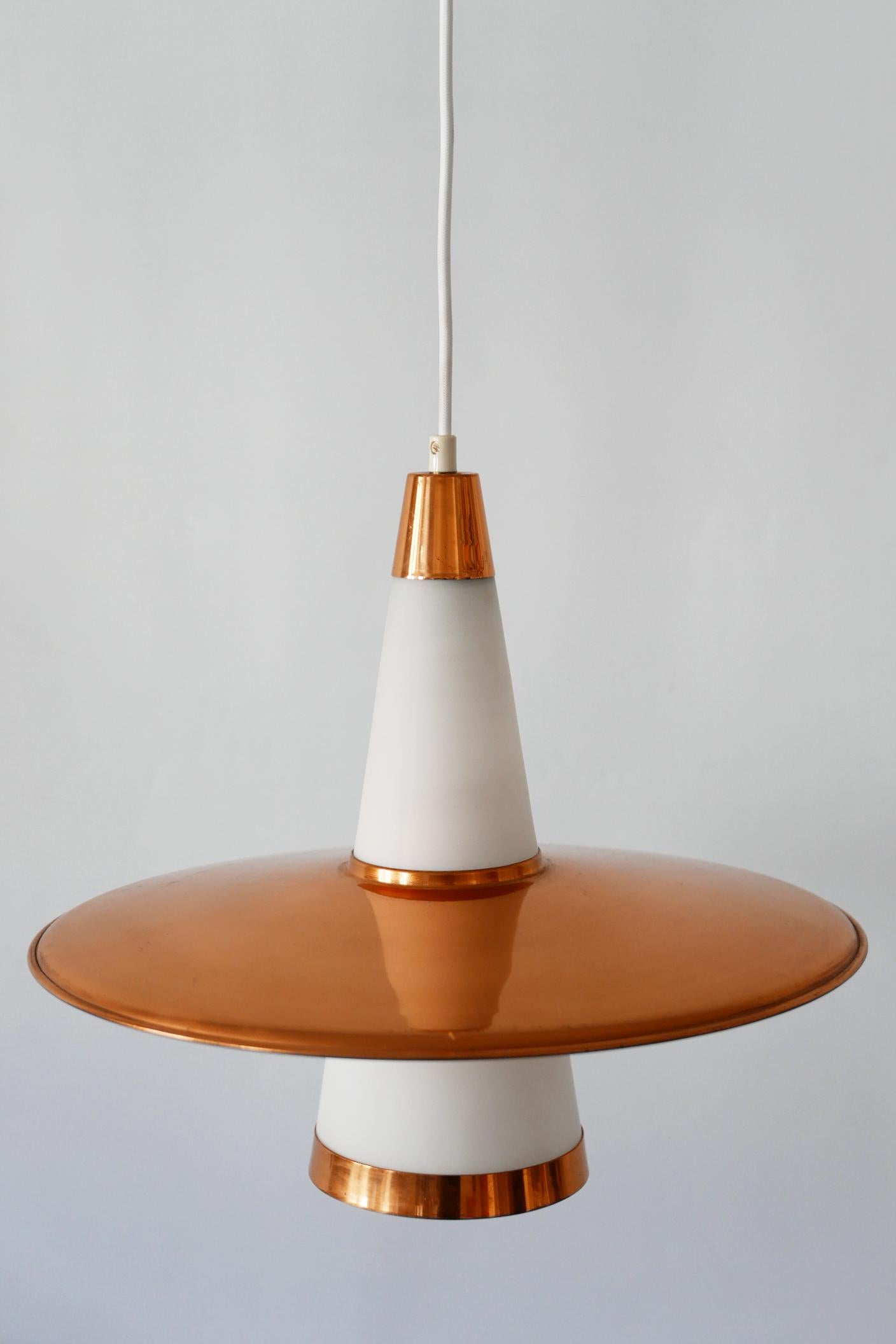 Danois Lampe à suspension Spoutnik moderne en cuivre et verre opalin du milieu du siècle dernier, UFO, Danemark, années 1950 en vente