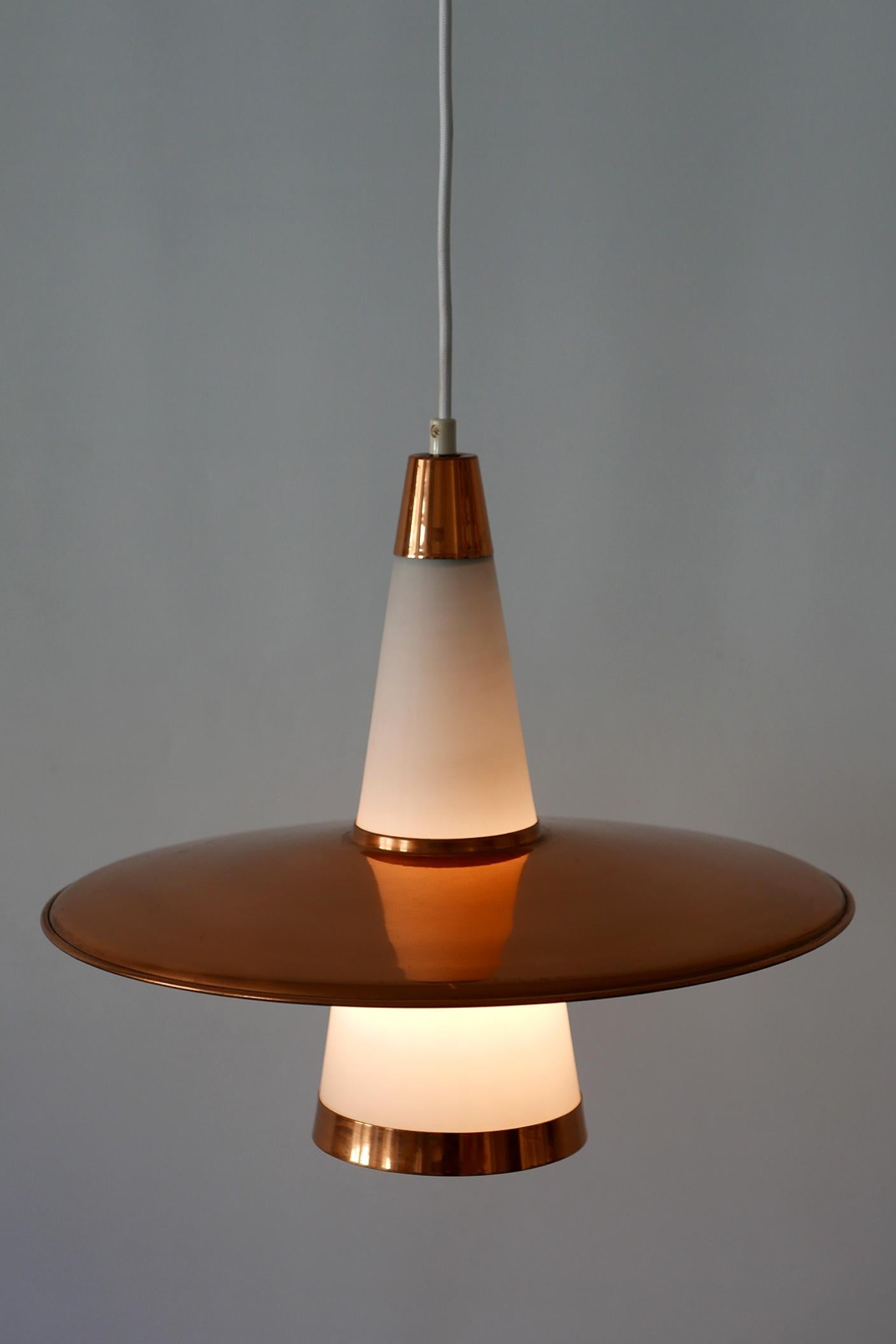 Lampe à suspension Spoutnik moderne en cuivre et verre opalin du milieu du siècle dernier, UFO, Danemark, années 1950 Bon état - En vente à Munich, DE