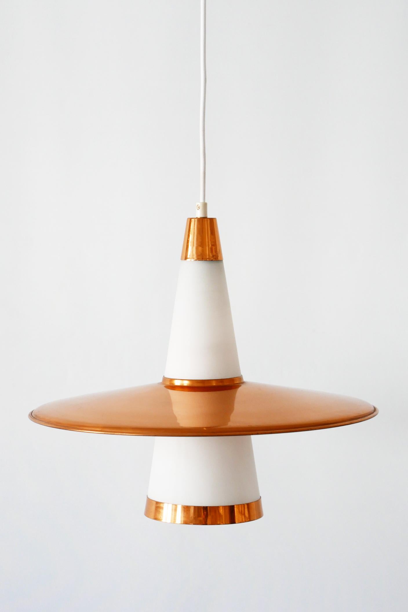 Mid-Century Modern Sputnik-Pendelleuchte aus Kupfer und Opalglas UFO 1950er Jahre Dänemark (Mitte des 20. Jahrhunderts) im Angebot