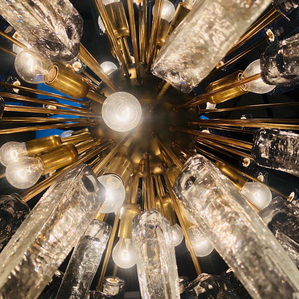 Mid-Century Modern Sputnik Murano Glas und Messing Italienischer Kronleuchter im Angebot 3