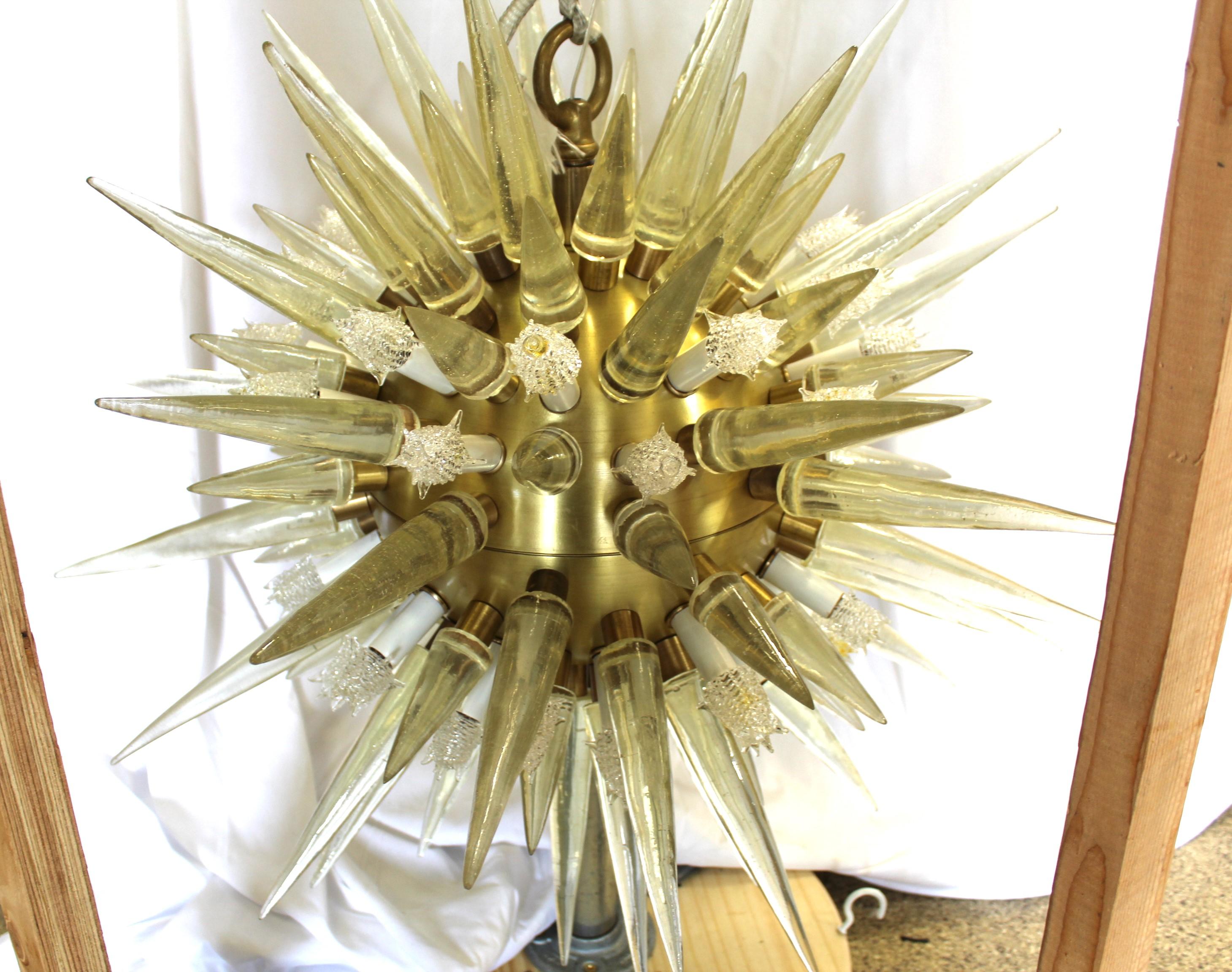 Un lampadario unico nel suo genere, progettato e realizzato su misura per un interior designer di Los Angeles. Non verrà mai più prodotto. Tre anni di lavoro con una sfera centrale di 12 pollici di diametro. Un totale di 101 lance in acrilico e 40
