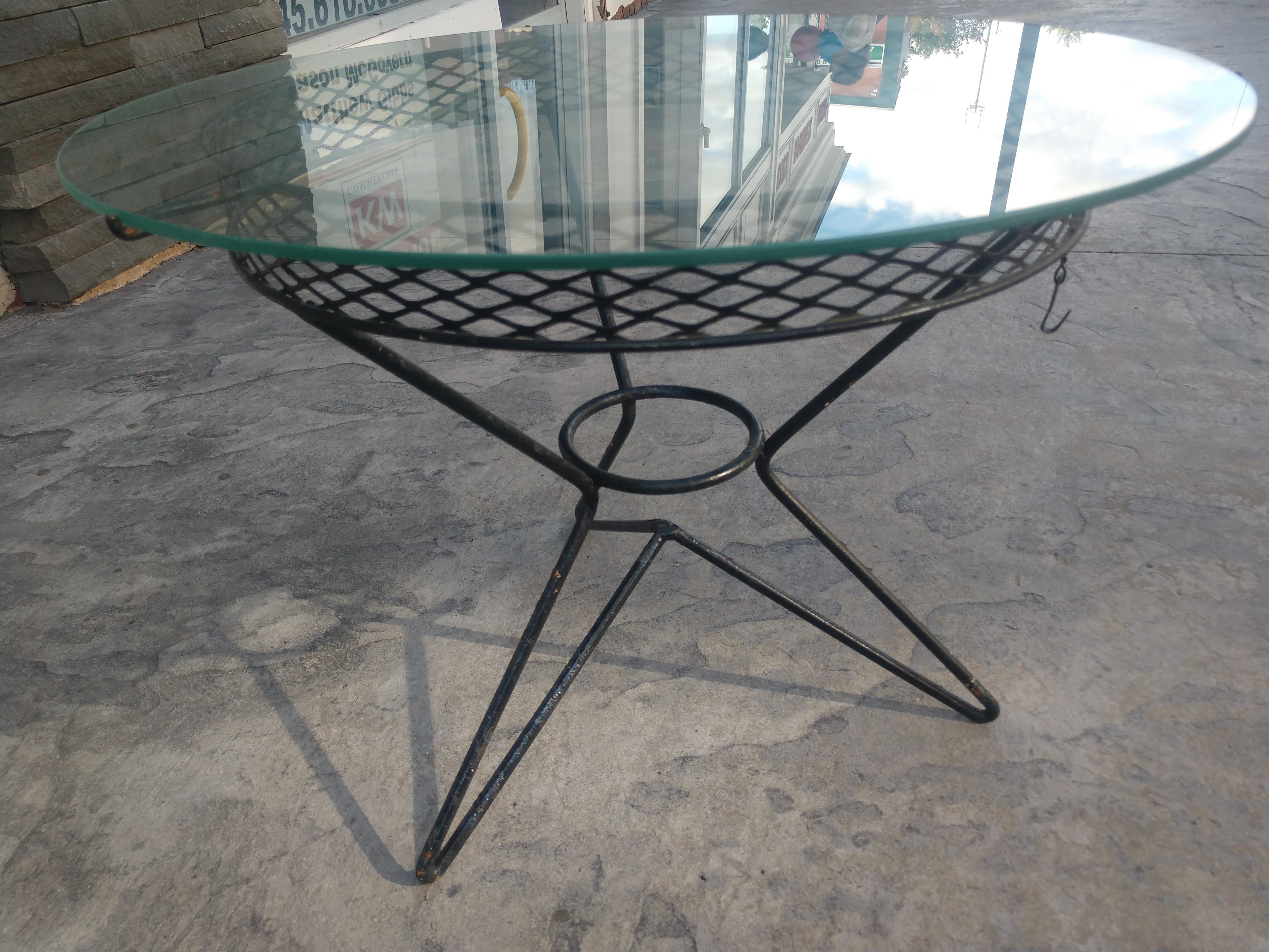 Mid-Century Modern Sputnik Styled Outdoor Side Table by Salterini In Good Condition In Port Jervis, NY