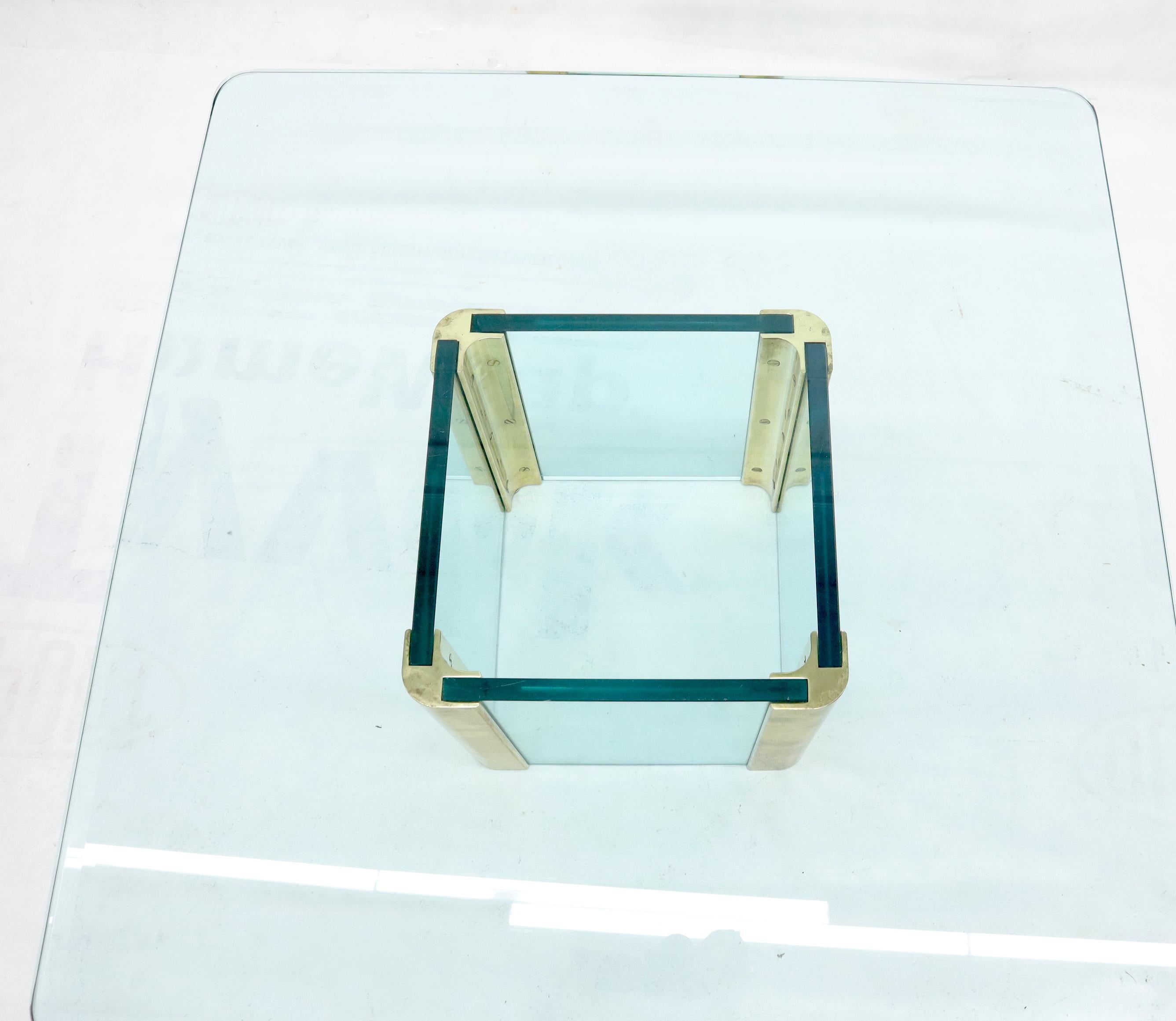 Mid-Century Modern Quadratischer Couchtisch aus Glas und Messing im Angebot 2