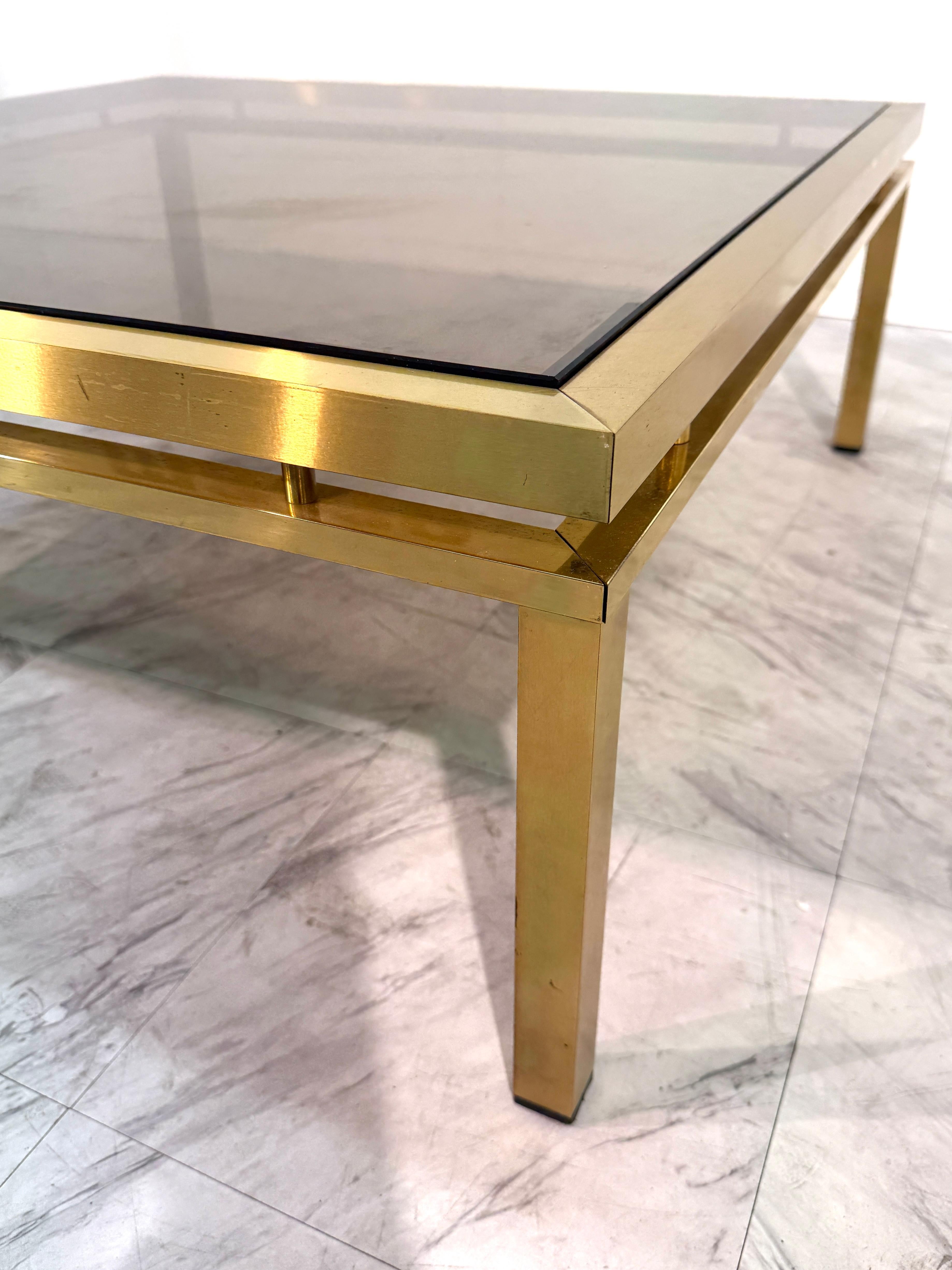 Mid-Century Modern Quadratischer Couchtisch aus Messing und Rauchglas, 1970er Jahre (Moderne) im Angebot