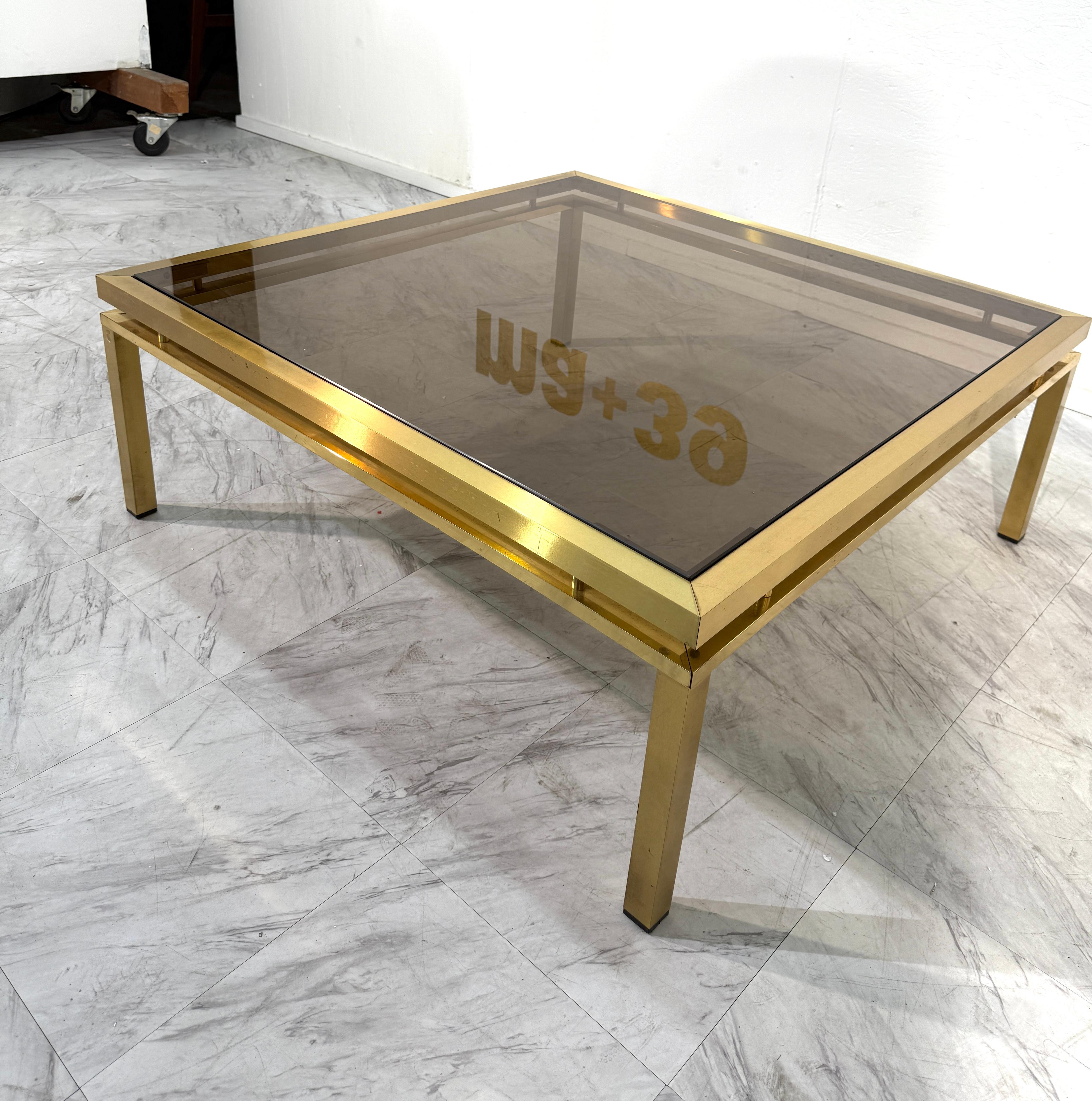 Mid-Century Modern Quadratischer Couchtisch aus Messing und Rauchglas, 1970er Jahre (Italienisch) im Angebot