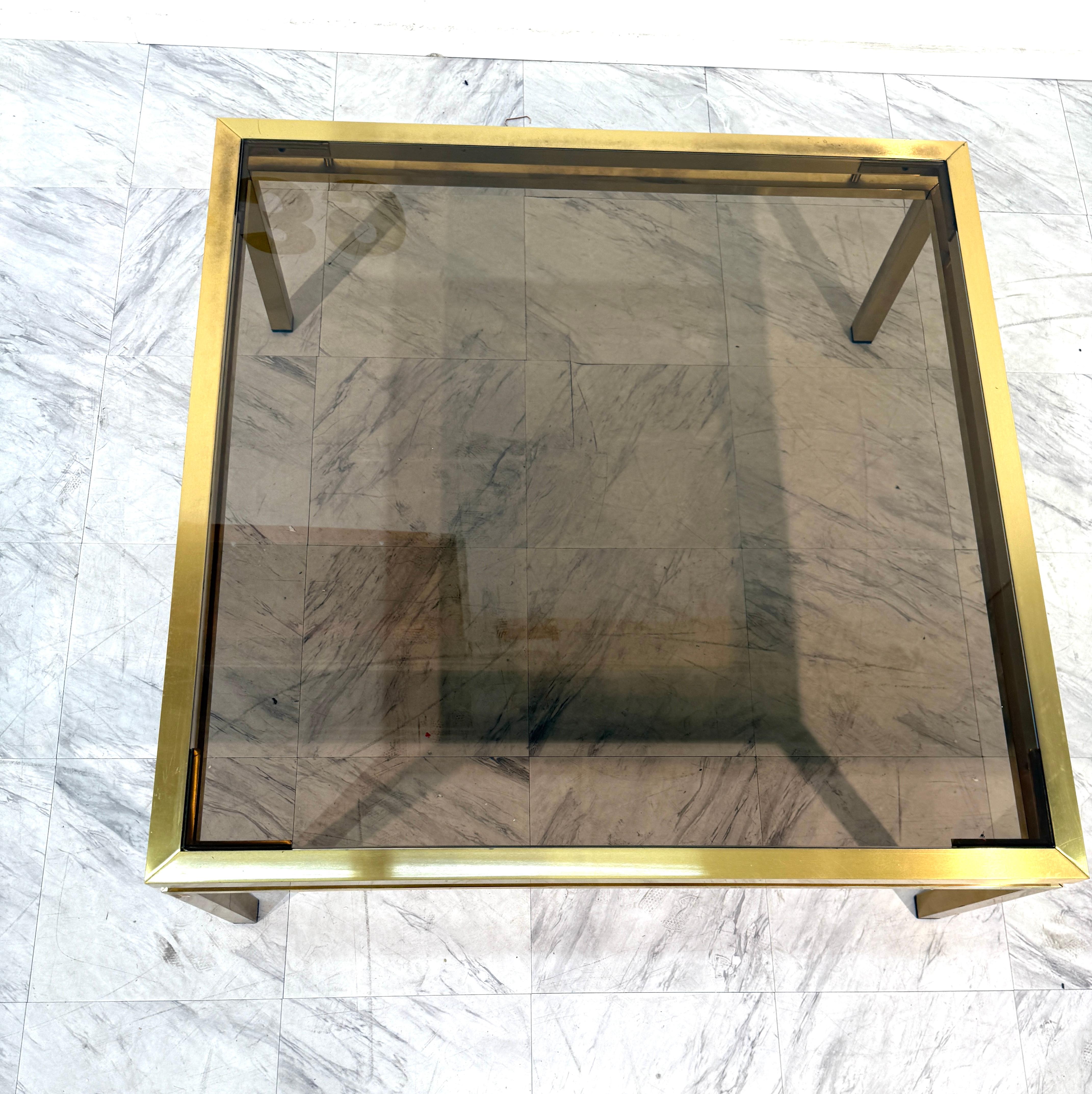 Mid-Century Modern Quadratischer Couchtisch aus Messing und Rauchglas, 1970er Jahre (Ende des 20. Jahrhunderts) im Angebot