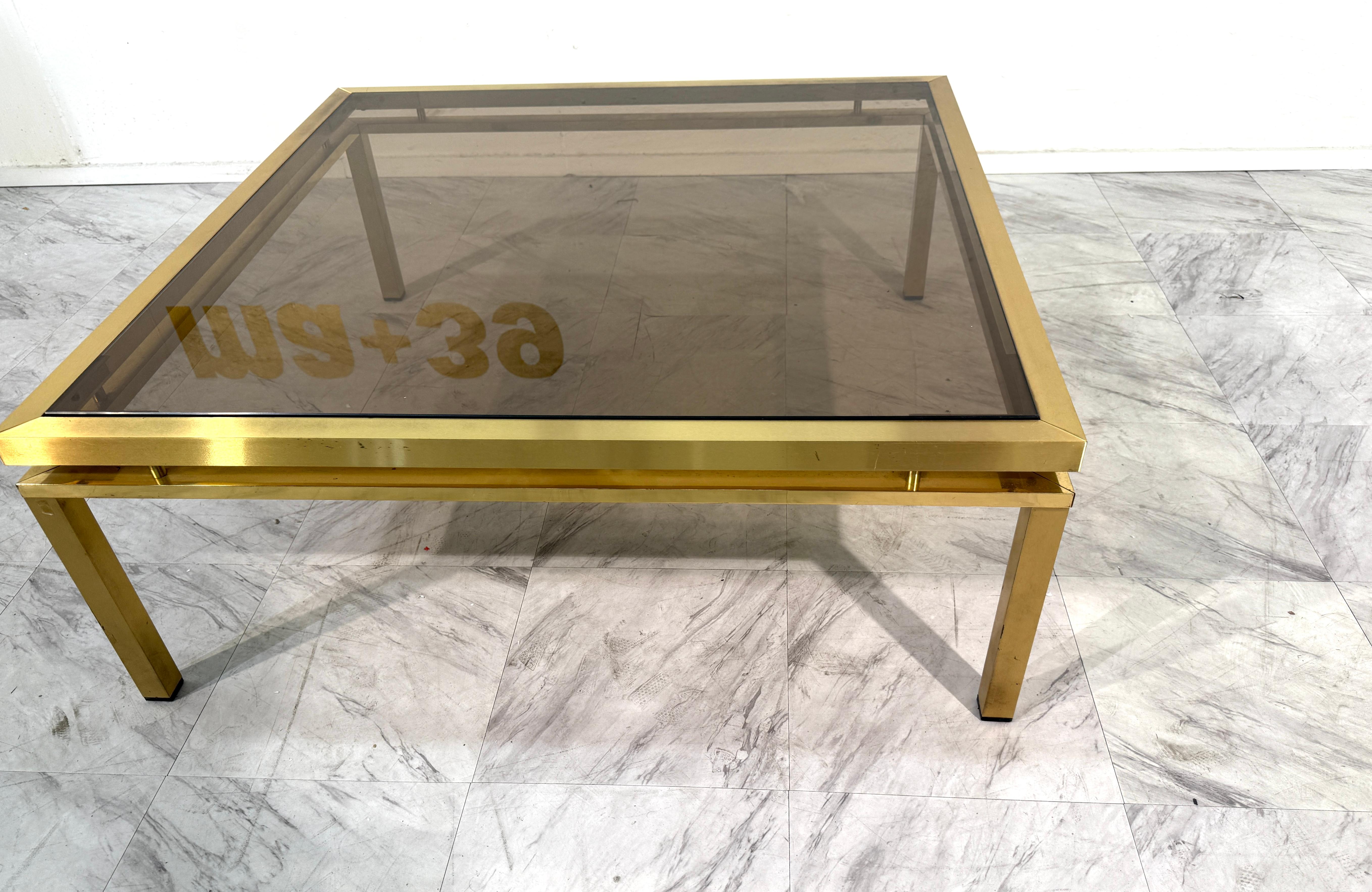 Mid-Century Modern Quadratischer Couchtisch aus Messing und Rauchglas, 1970er Jahre im Angebot 1