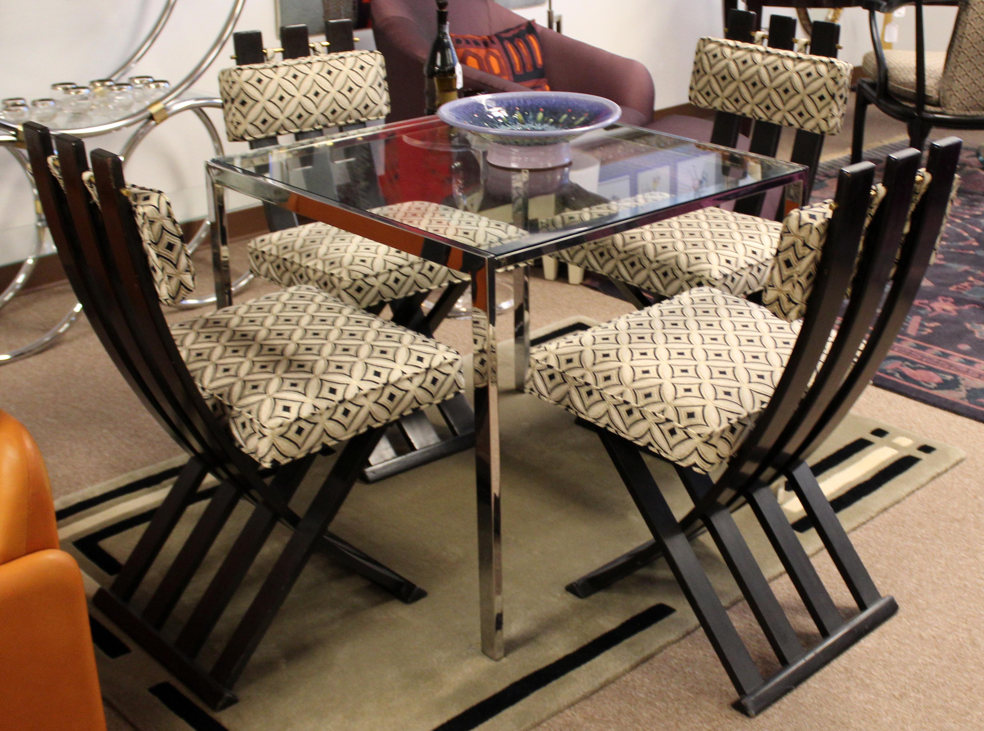 For your consideration is a lovely, square dinette table, with a glass top on a chrome base, in the style of Milo Baughman, circa 1970s. In excellent vintage condition. The dimensions are 32