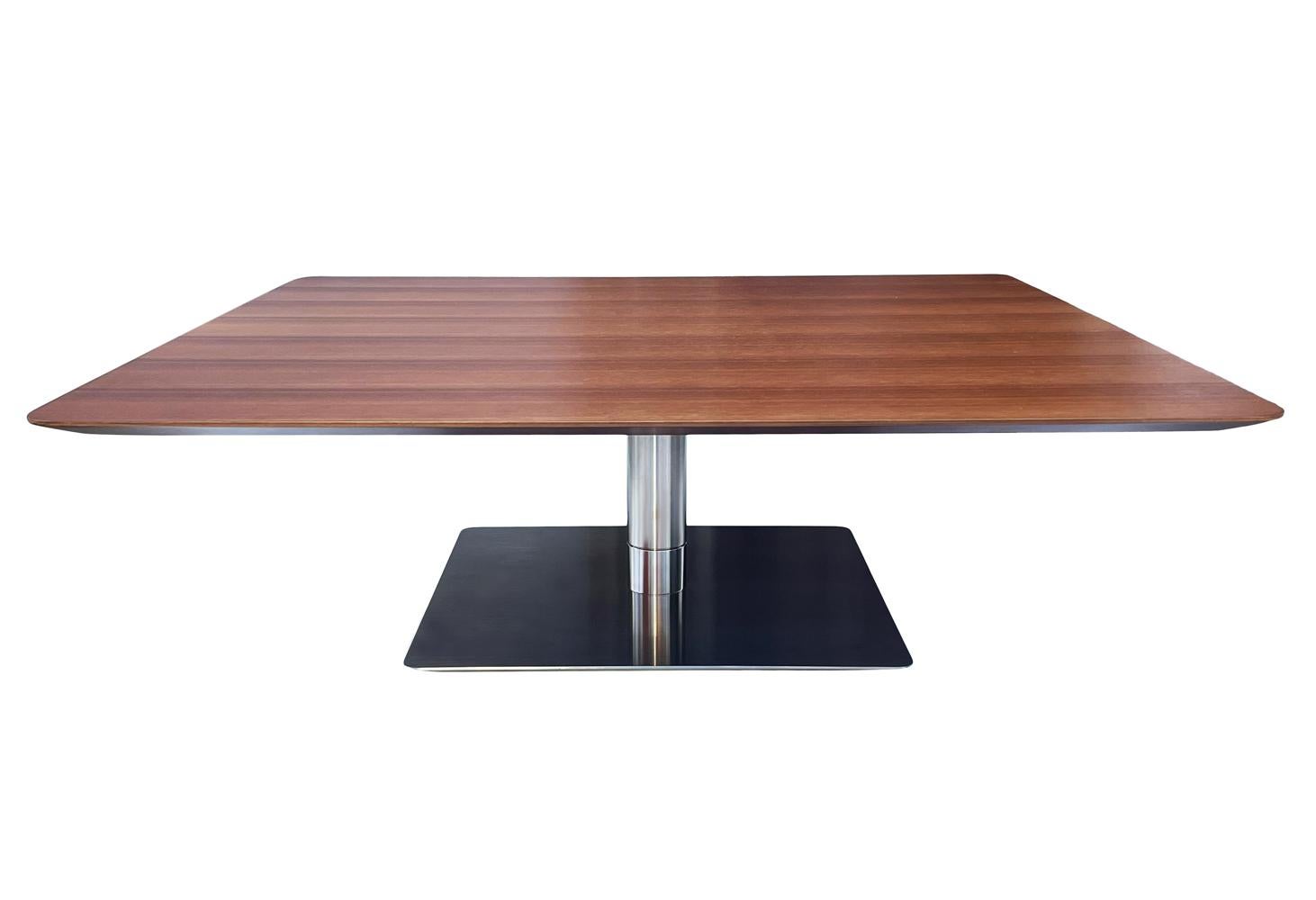 Acier inoxydable Table de cocktail carrée moderne du milieu du siècle dernier en noyer et acier inoxydable de Bernhart en vente