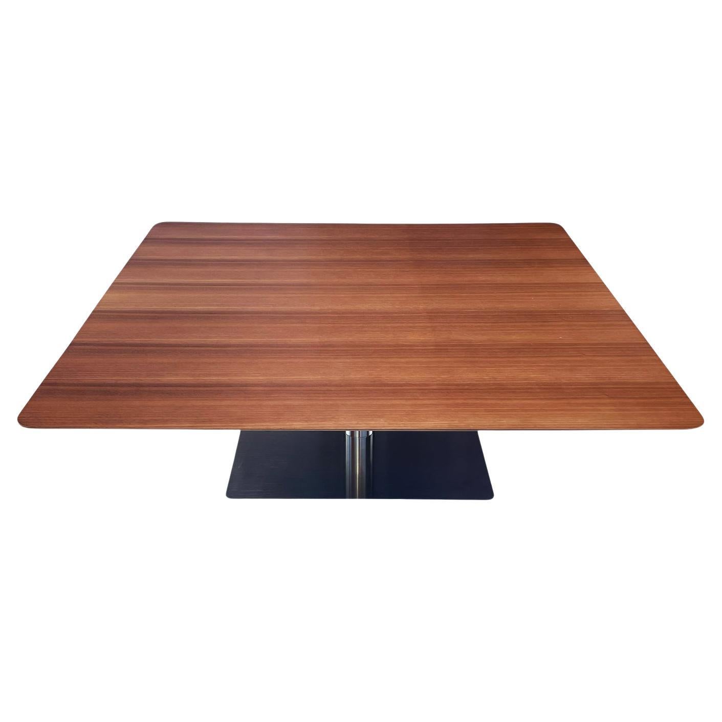 Table de cocktail carrée moderne du milieu du siècle dernier en noyer et acier inoxydable de Bernhart en vente