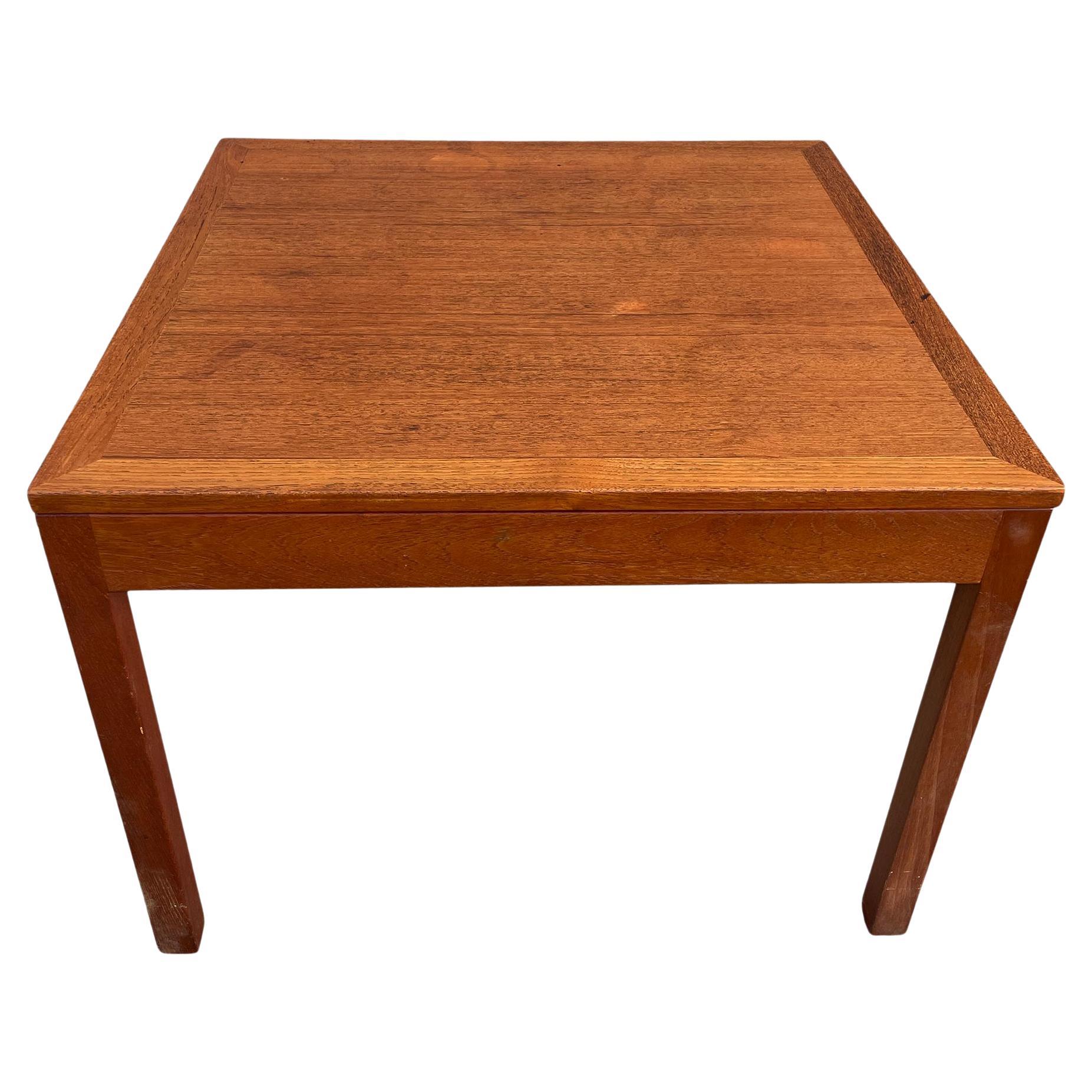 Mid-Century Modern square Danish coffee table by Børge Mogensen. Labeled. Great vintage condition. Located in Brooklyn NYC.

Model #377B
Danish control 
Frederica Stolefabrik.
