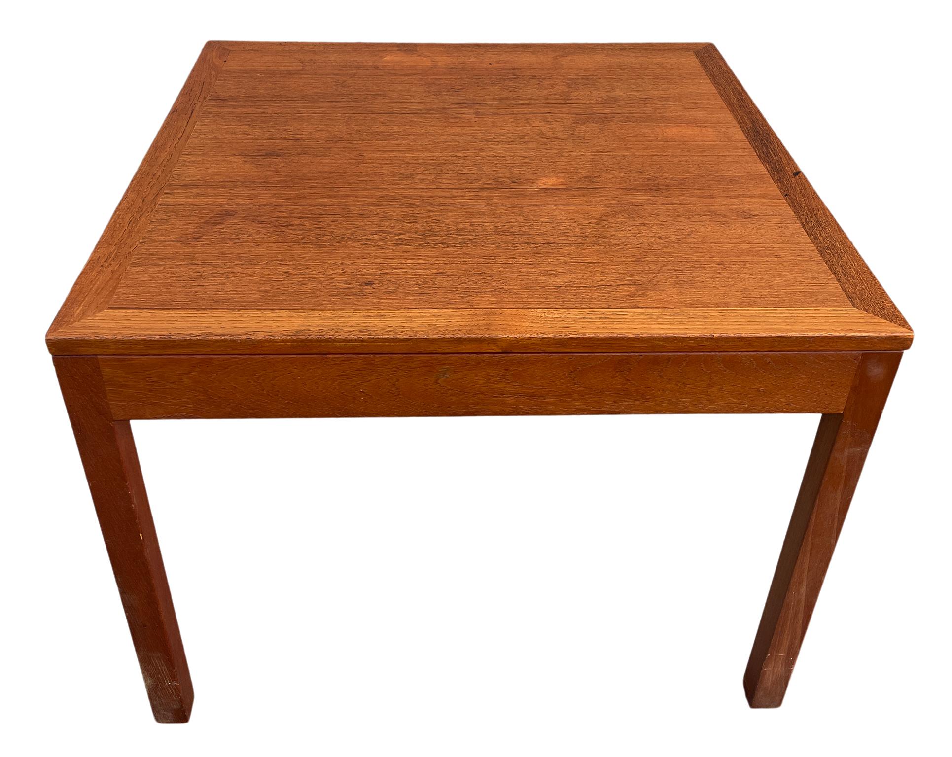 Mid-Century Modern square Danish coffee table by Børge Mogensen. Labeled. Great vintage condition. Located in Brooklyn NYC.

Model #377B
Danish control 
Frederica Stolefabrik.