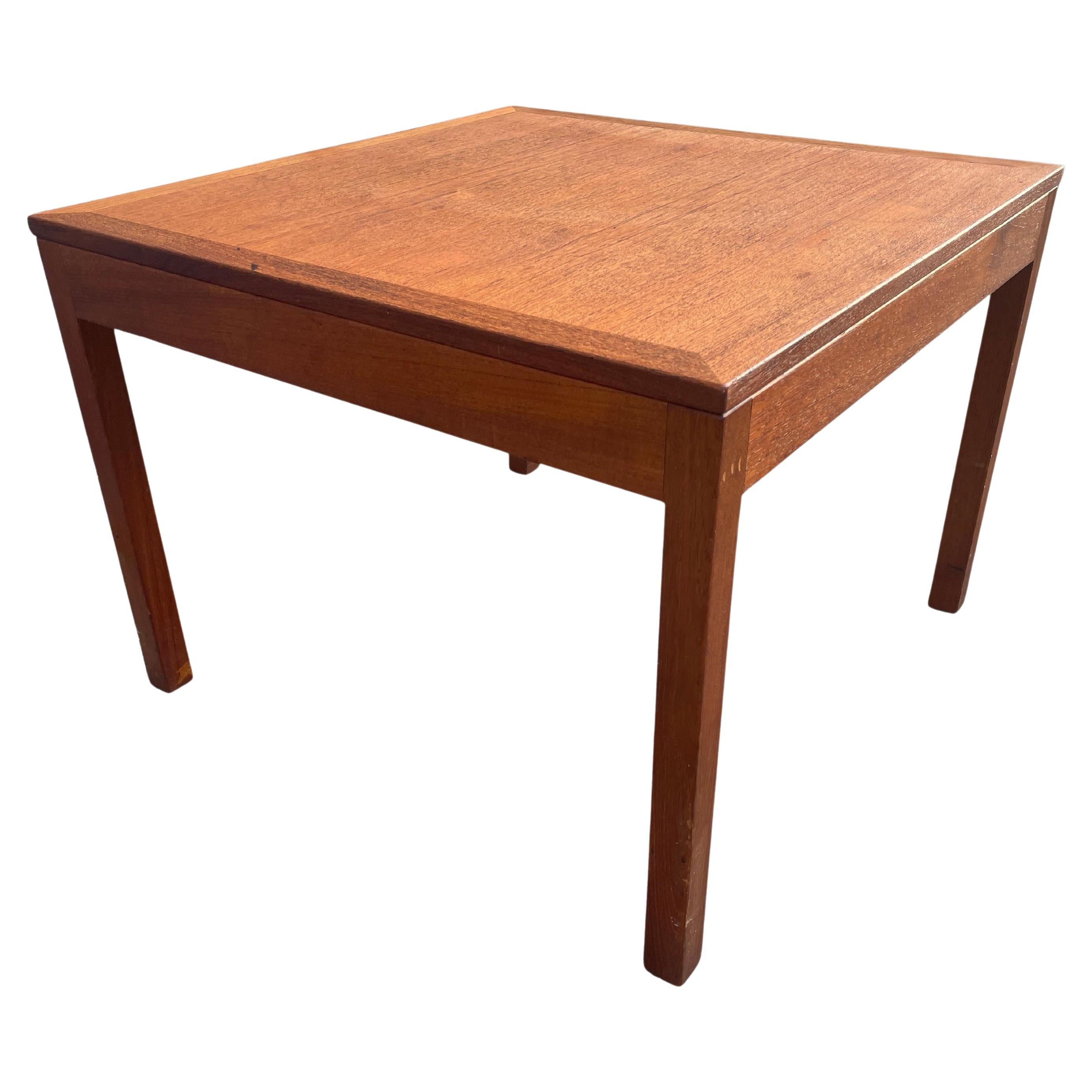 Table basse danoise carrée moderne du milieu du siècle par Børge Mogensen