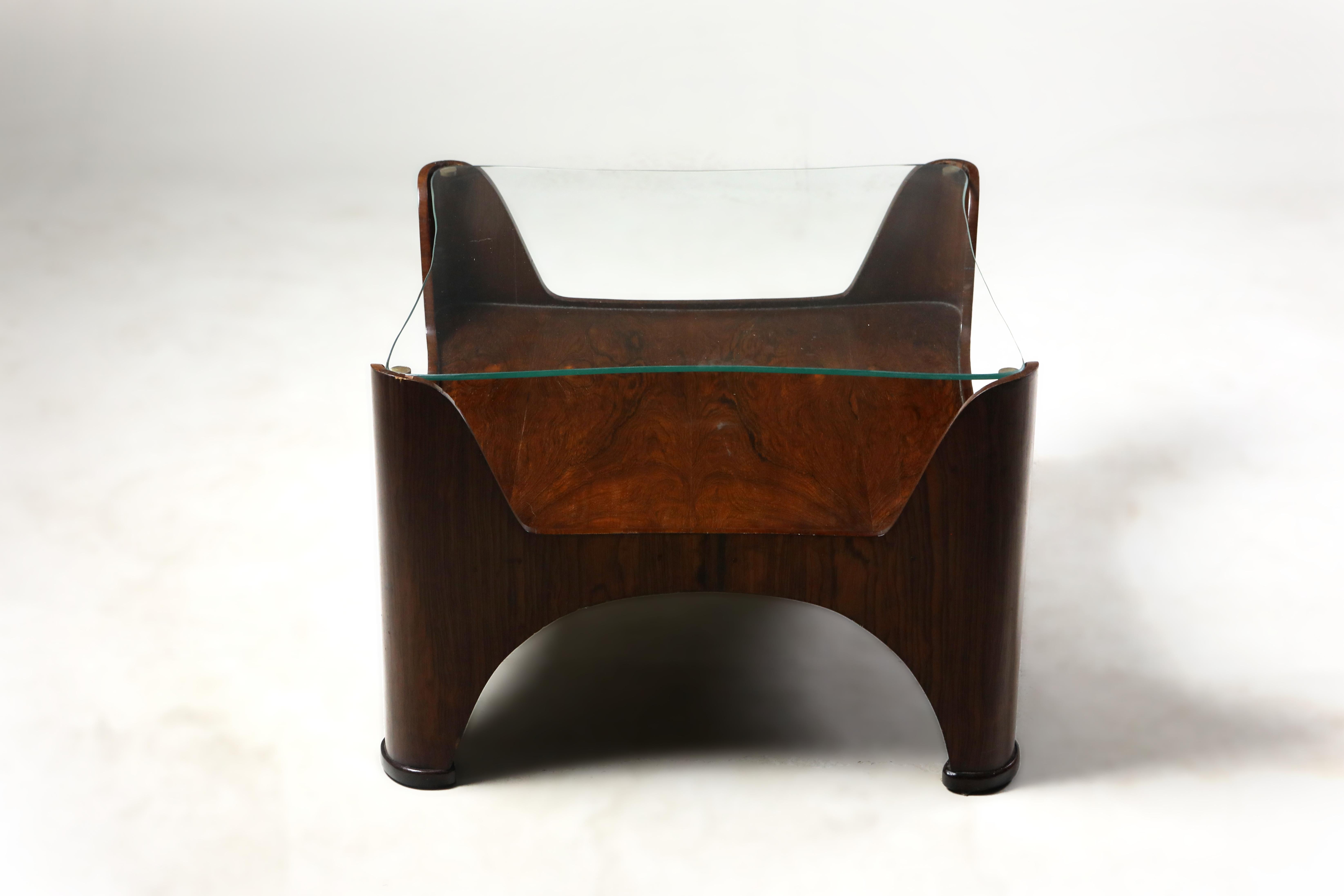Mesa auxiliar cuadrada de madera noble con tapa de cristal, Brasil, años 60 Moderno de mediados de siglo en venta