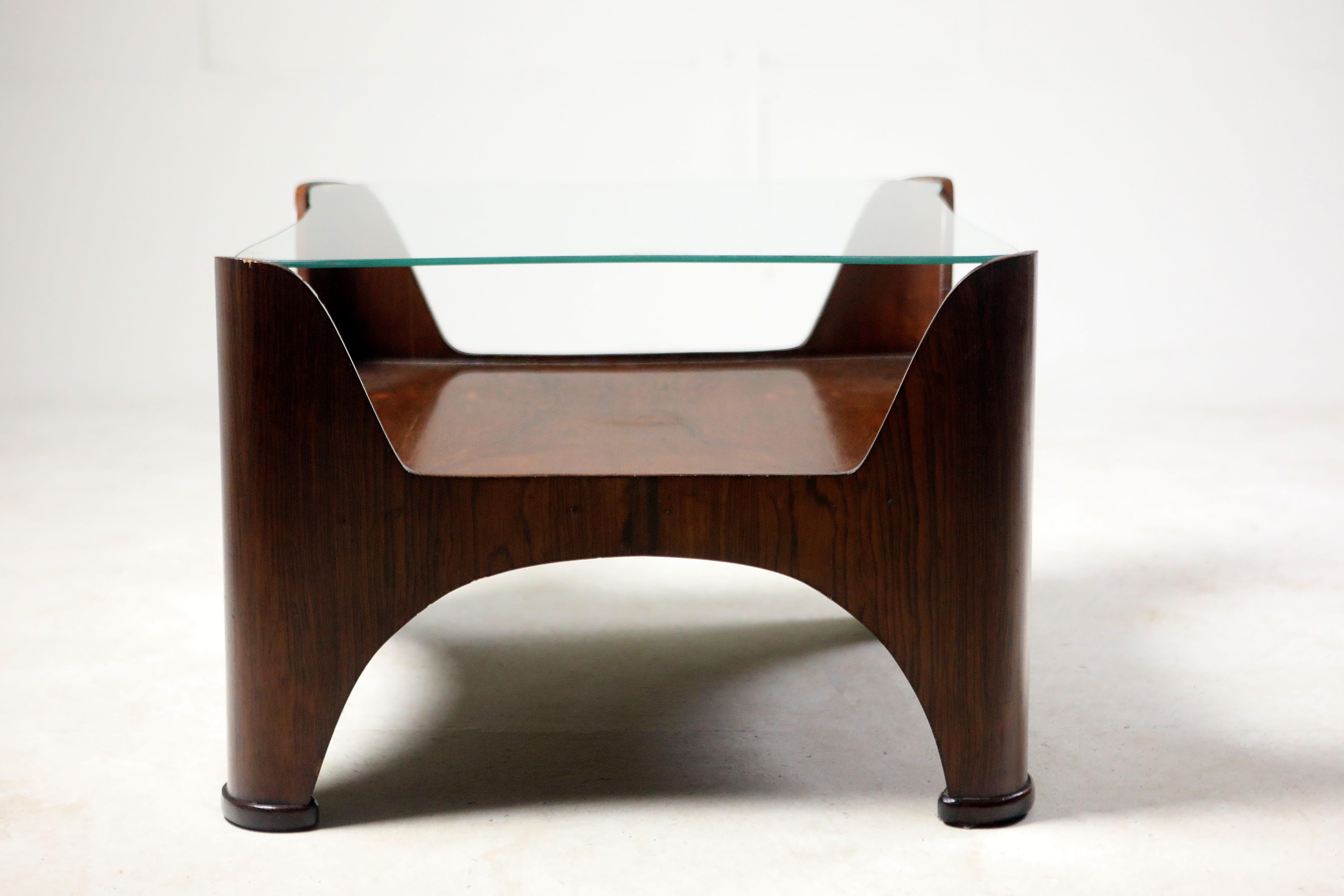 Mesa auxiliar cuadrada de madera noble con tapa de cristal, Brasil, años 60 Brasileño en venta