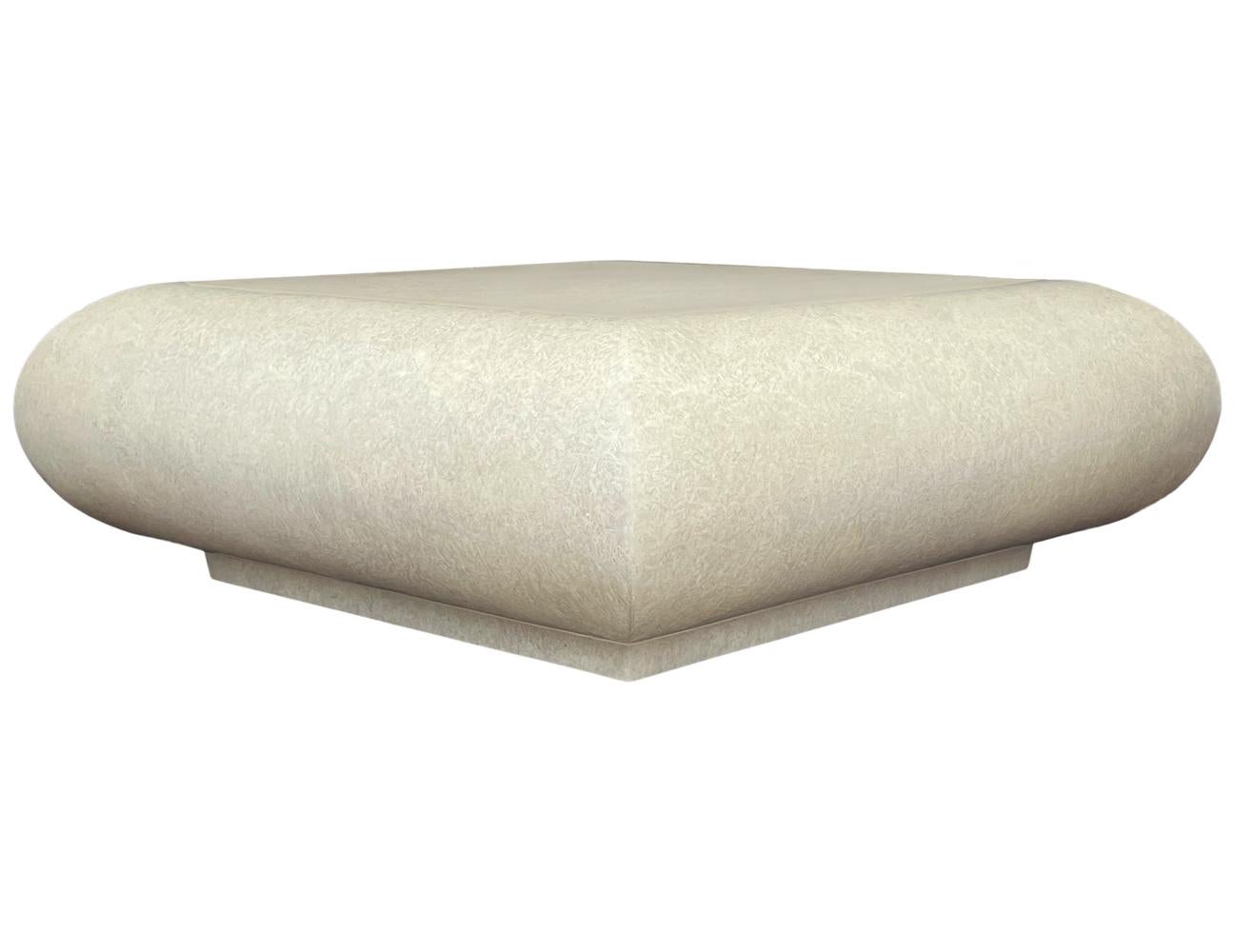 Quadratischer skulpturaler Cocktailtisch aus cremefarbenem Marmor Lack, Mid-Century Modern (Ende des 20. Jahrhunderts) im Angebot
