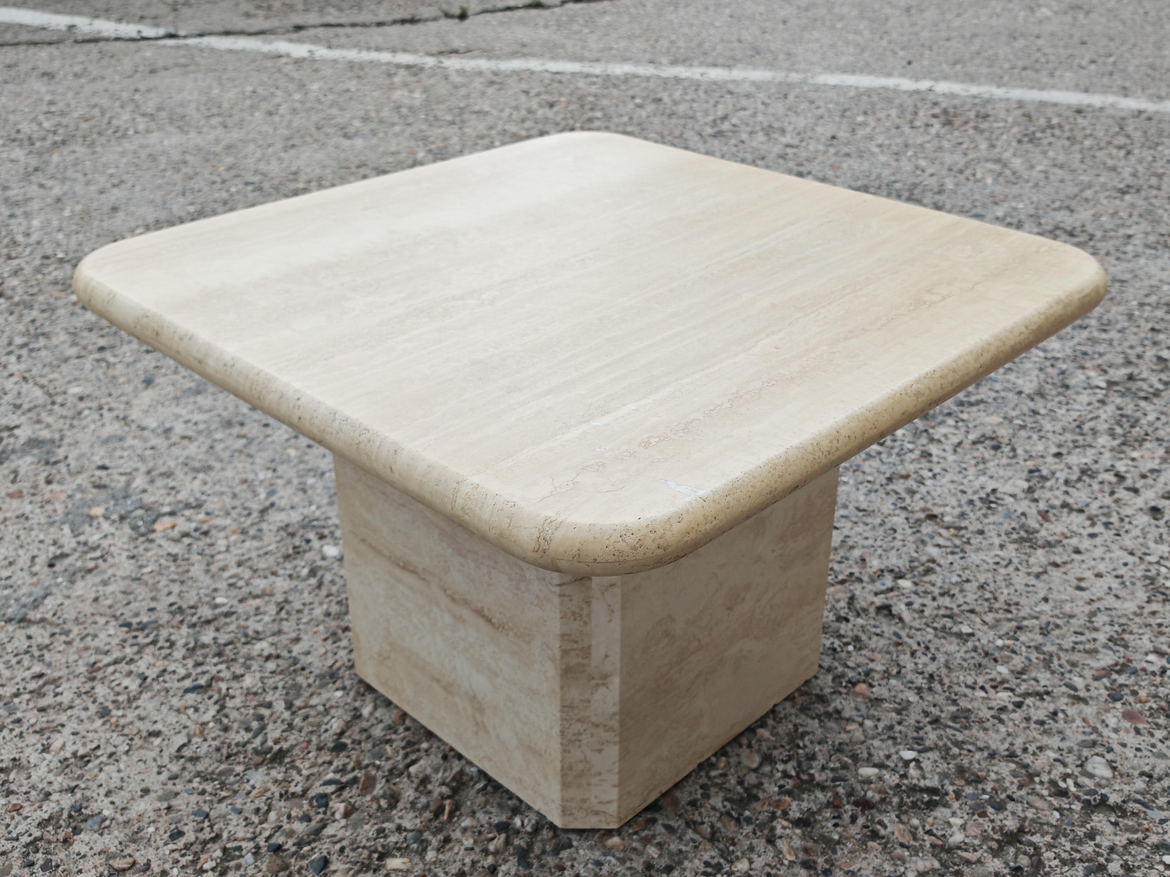 Dans cette annonce, vous trouverez une table basse en travertin, étonnante et élégante, de style moderne du milieu du siècle. La table est entièrement réalisée en pierre, avec un design minimaliste, une construction en pierre naturelle et des bords