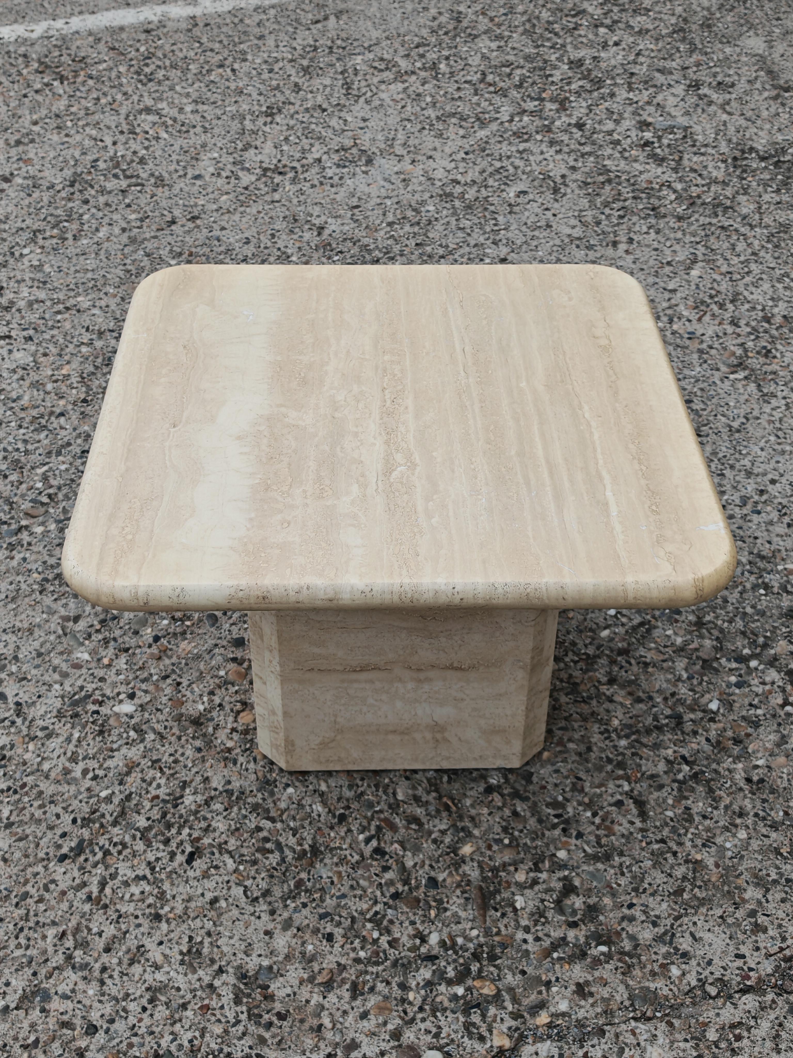 Mid-Century Modern Table basse carrée en travertin, Italie 1970 en vente