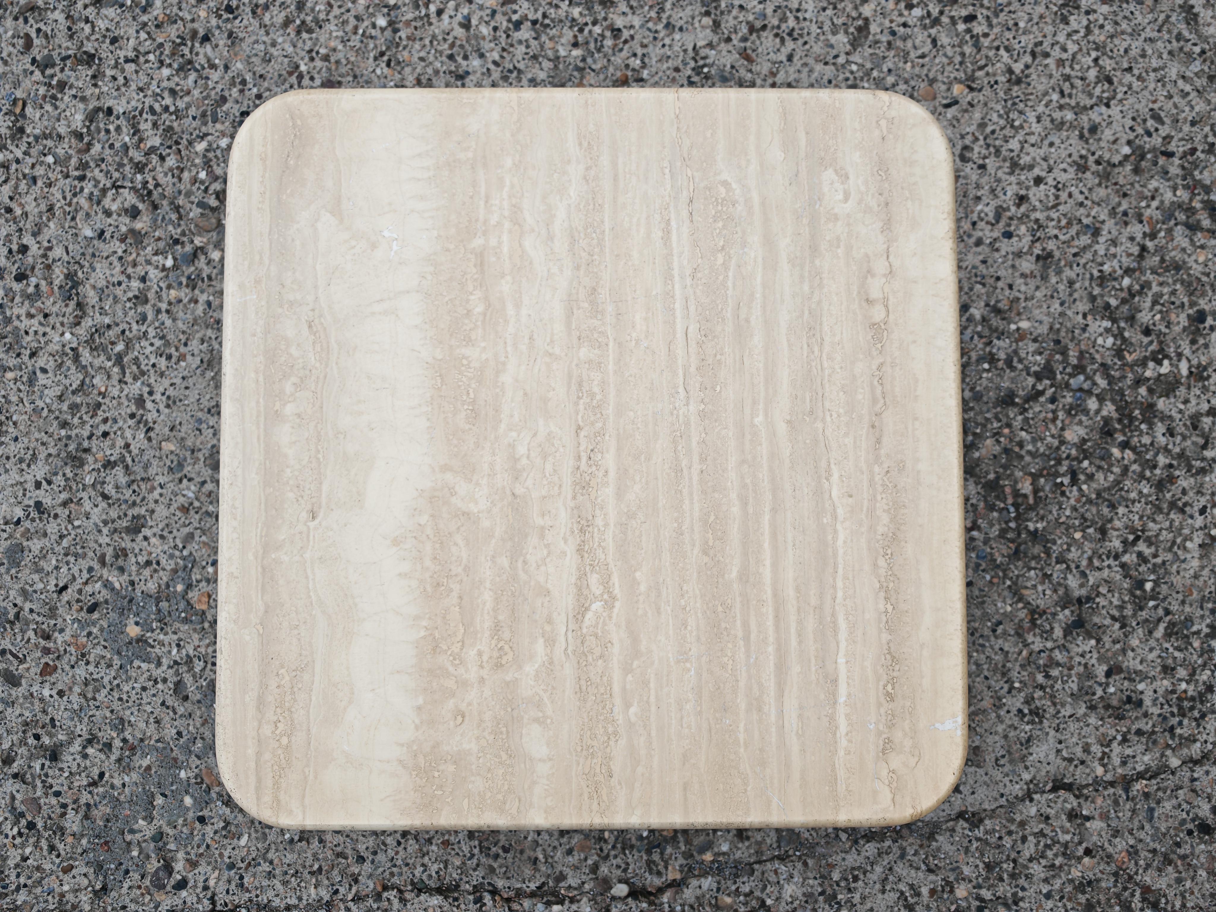 italien Table basse carrée en travertin, Italie 1970 en vente
