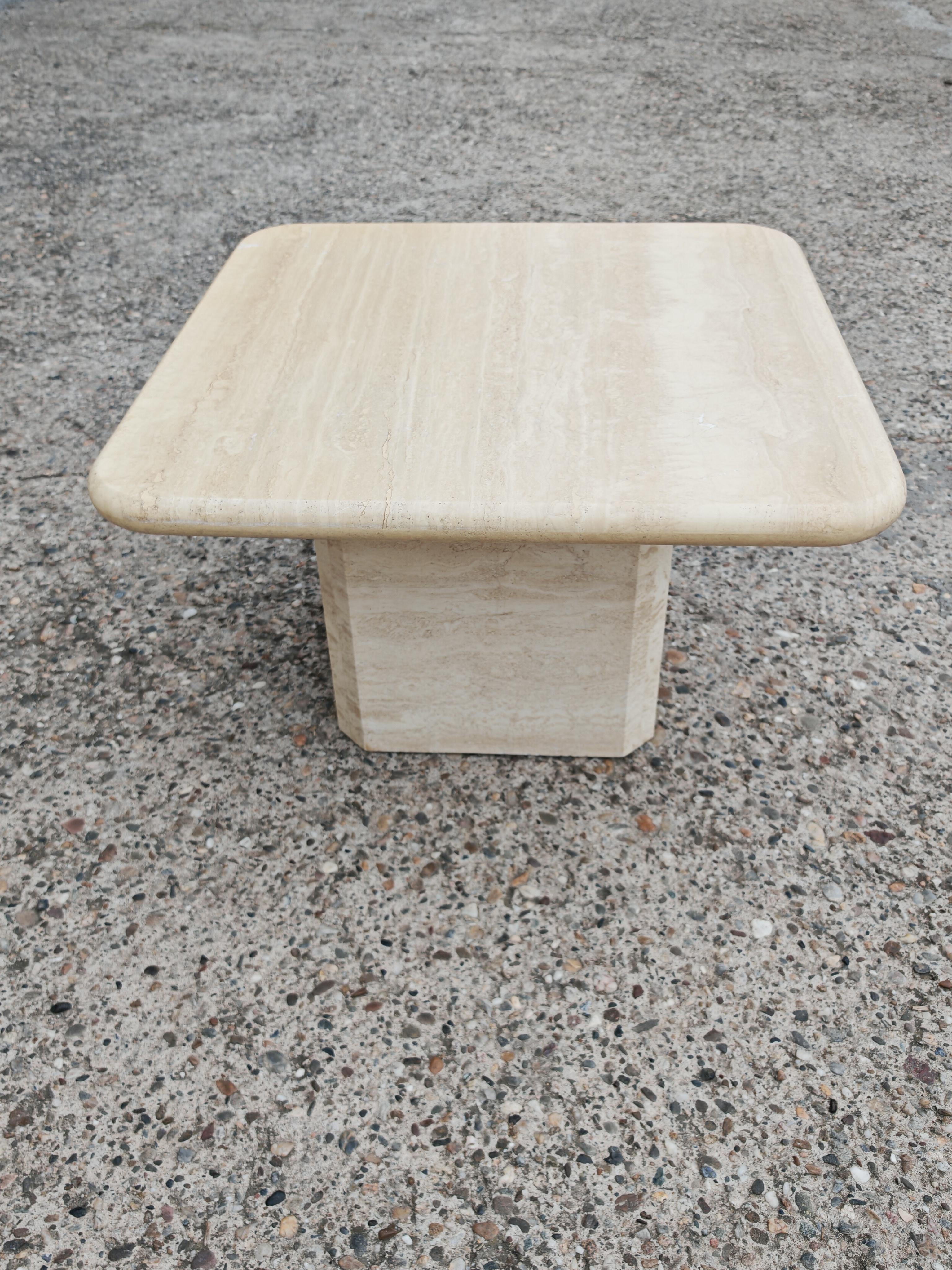 Travertin Table basse carrée en travertin, Italie 1970 en vente
