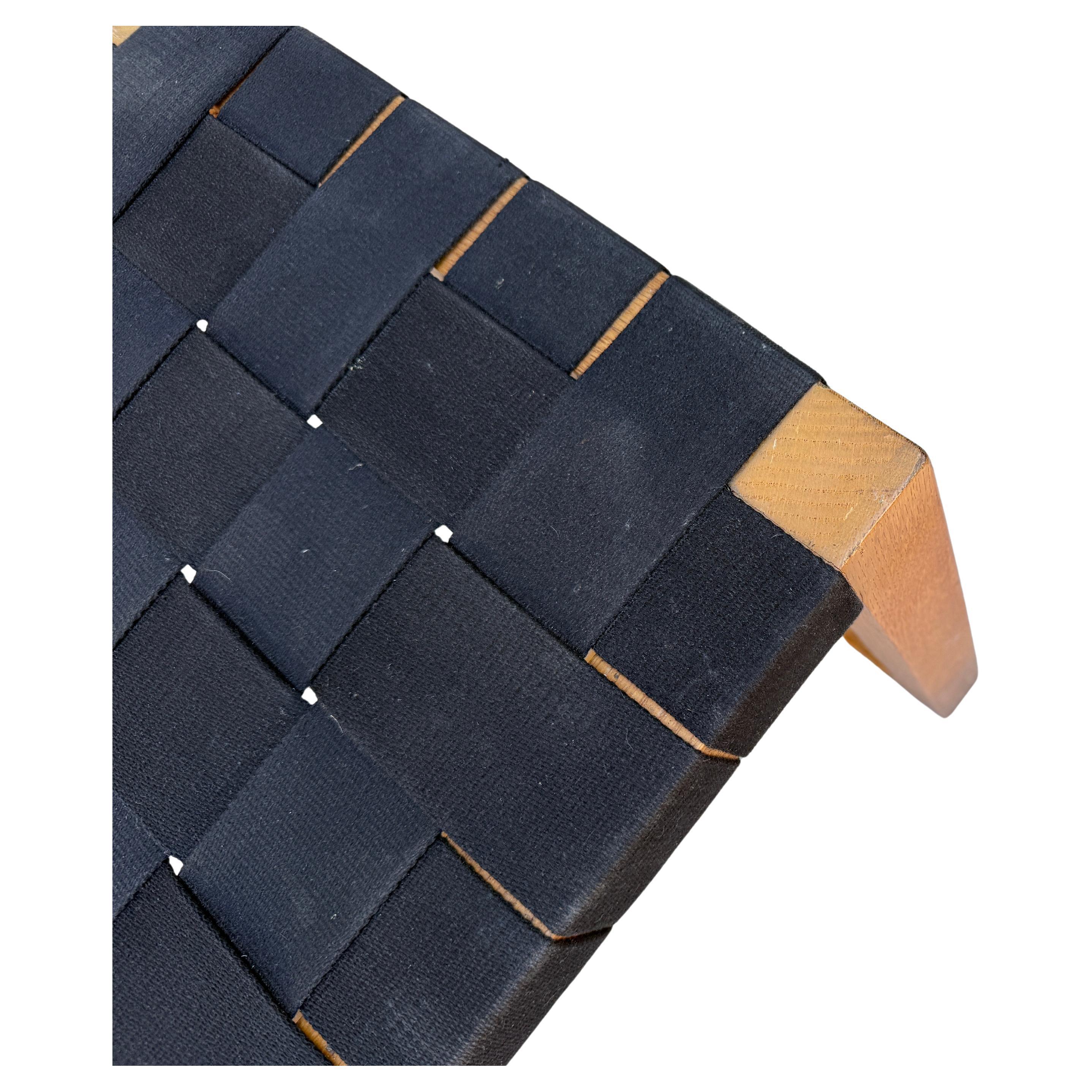 Tissage The Moderns Modern square square solid oak frame black woven canvas bench en vente