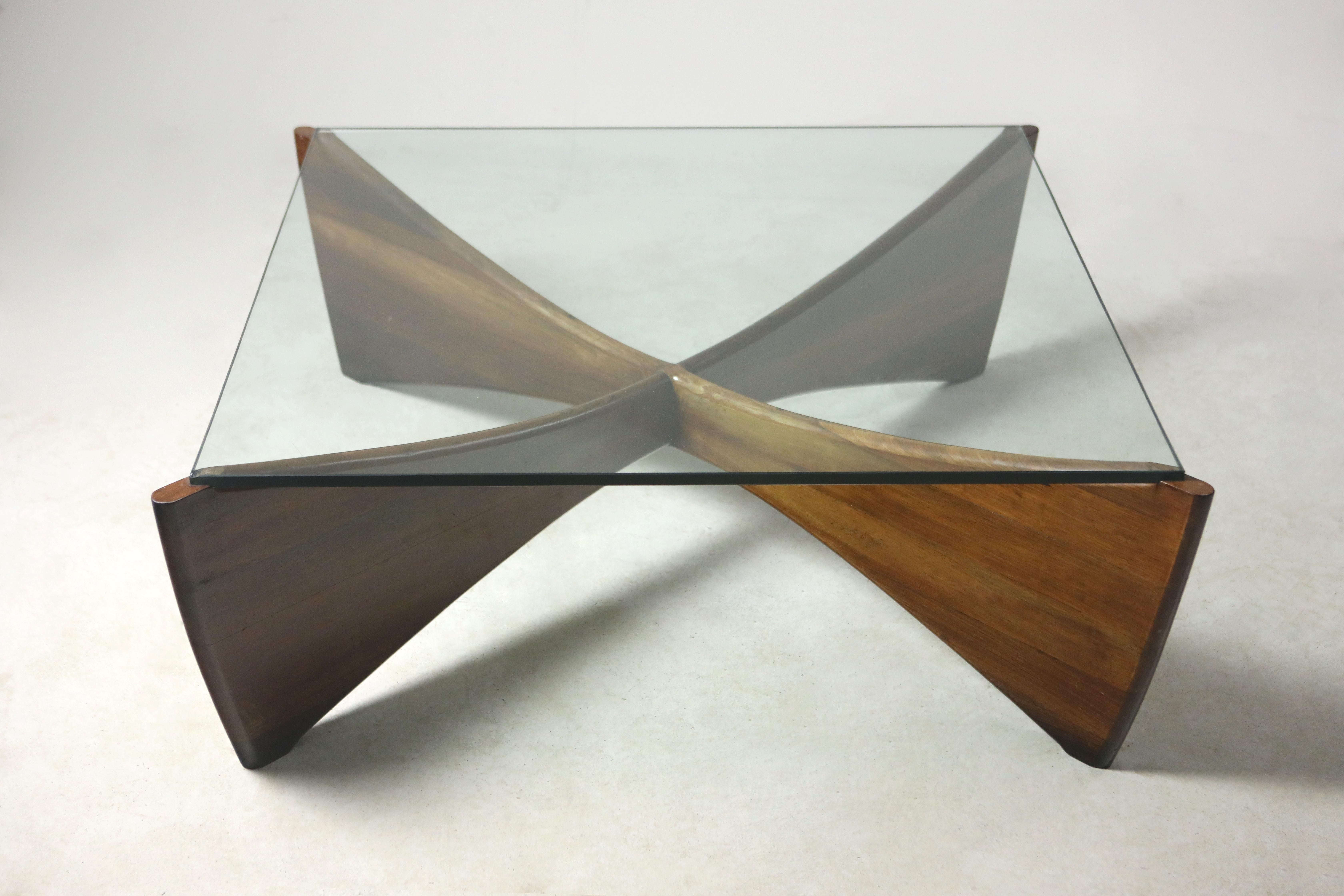Mid-Century Modern Square Table by Mobília Contemporânea, Brazil, 1950s

This coffee table, manufactured by Mobilia Contemporânea, combines solid wood and glass in an impressive X-shaped design, and stands out for its differentiated look and