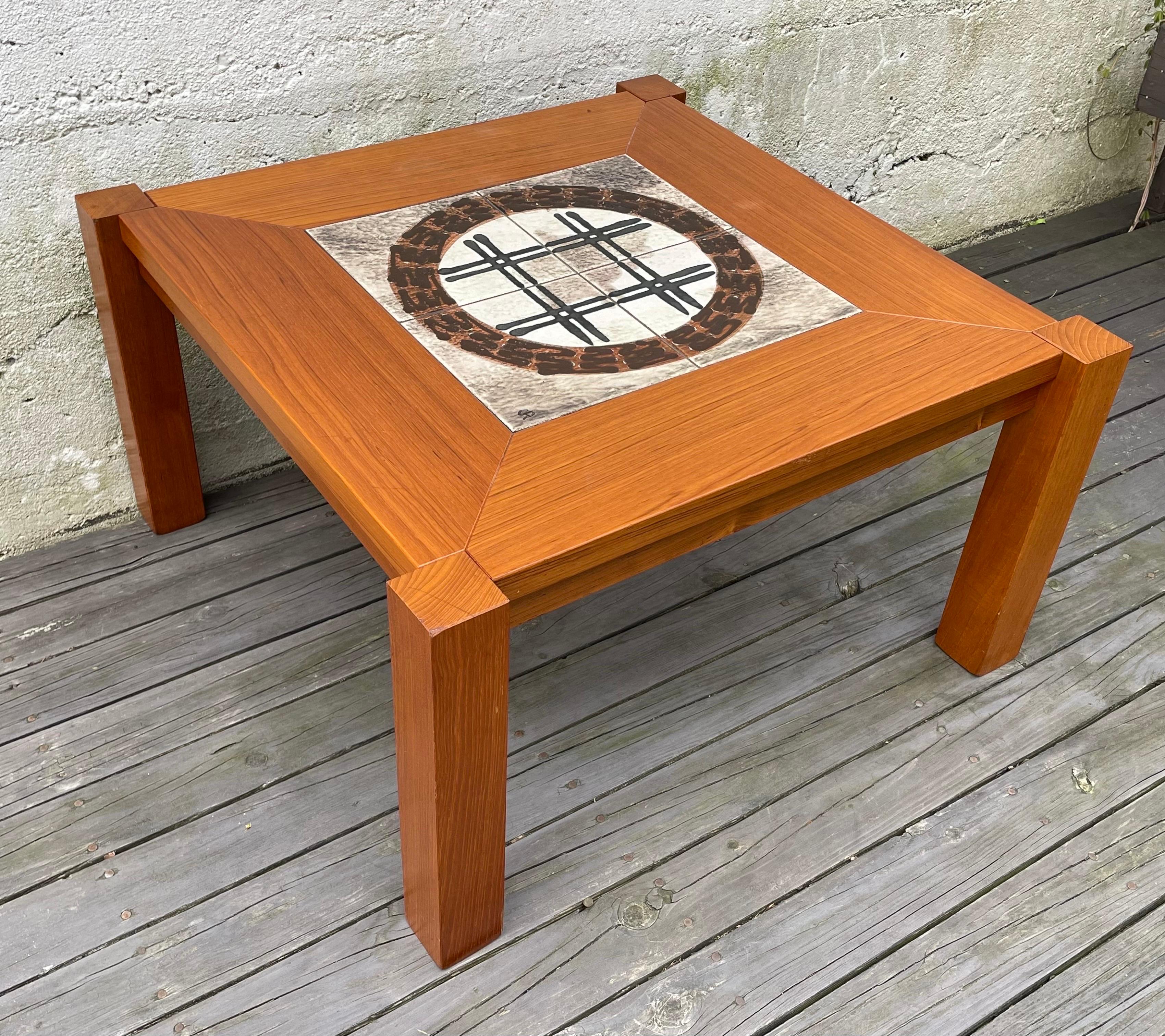 Mid-Century Modern Table basse carrée en teck de style mi-siècle moderne avec centre en céramique, Danemark en vente