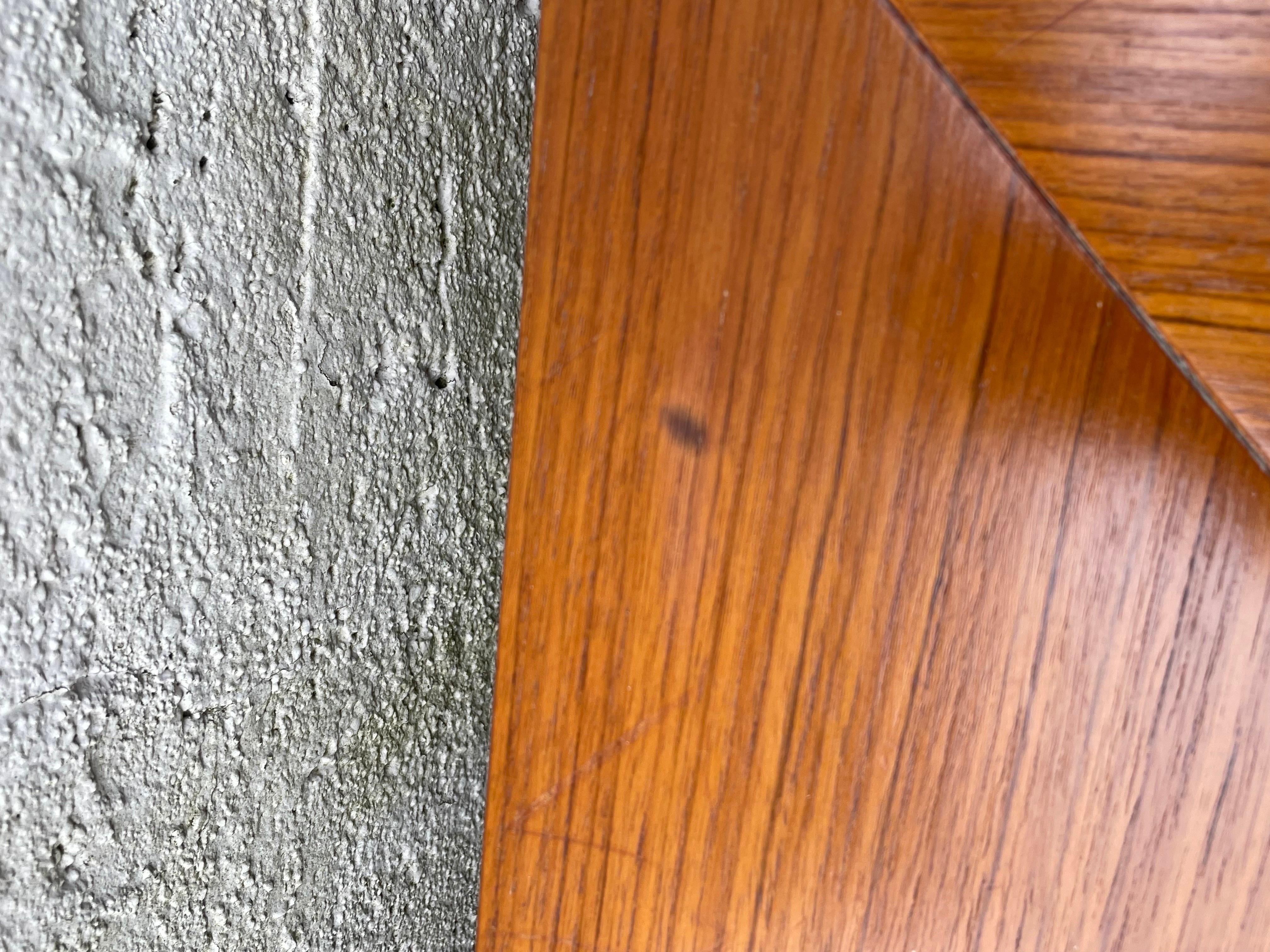 Fin du 20e siècle Table basse carrée en teck de style mi-siècle moderne avec centre en céramique, Danemark en vente