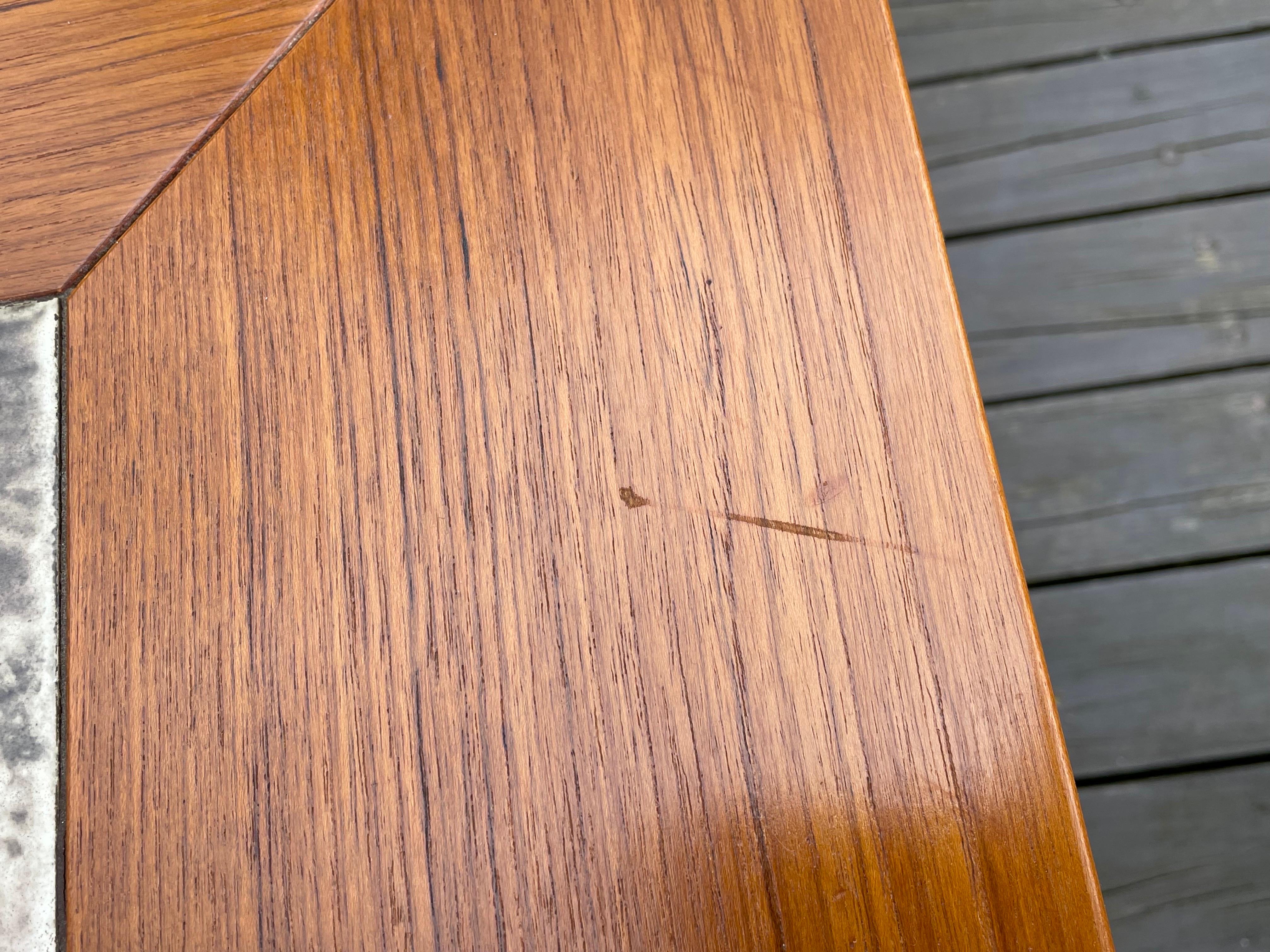 Céramique Table basse carrée en teck de style mi-siècle moderne avec centre en céramique, Danemark en vente