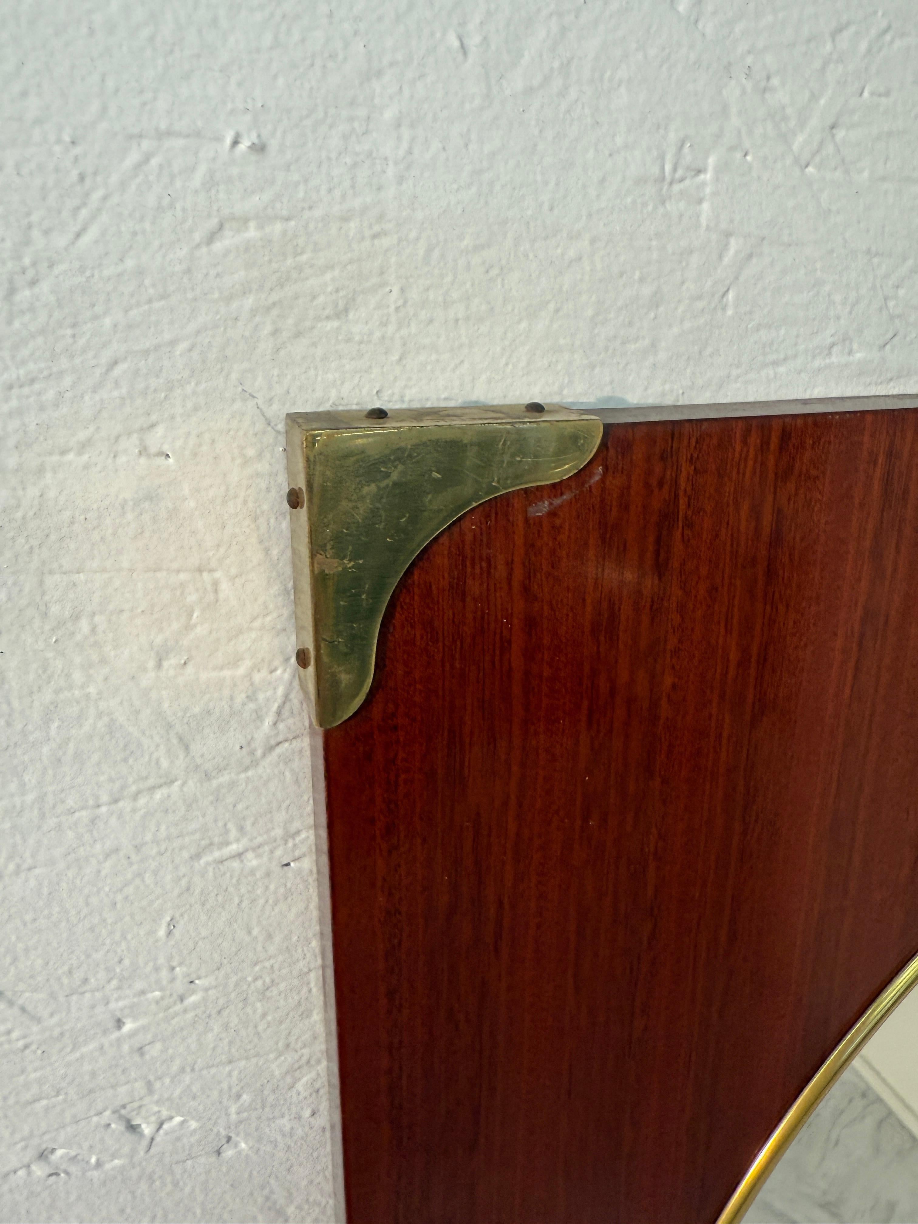 Espejo de pared cuadrado moderno de mediados de siglo con detalles de latón Moderno de mediados de siglo en venta