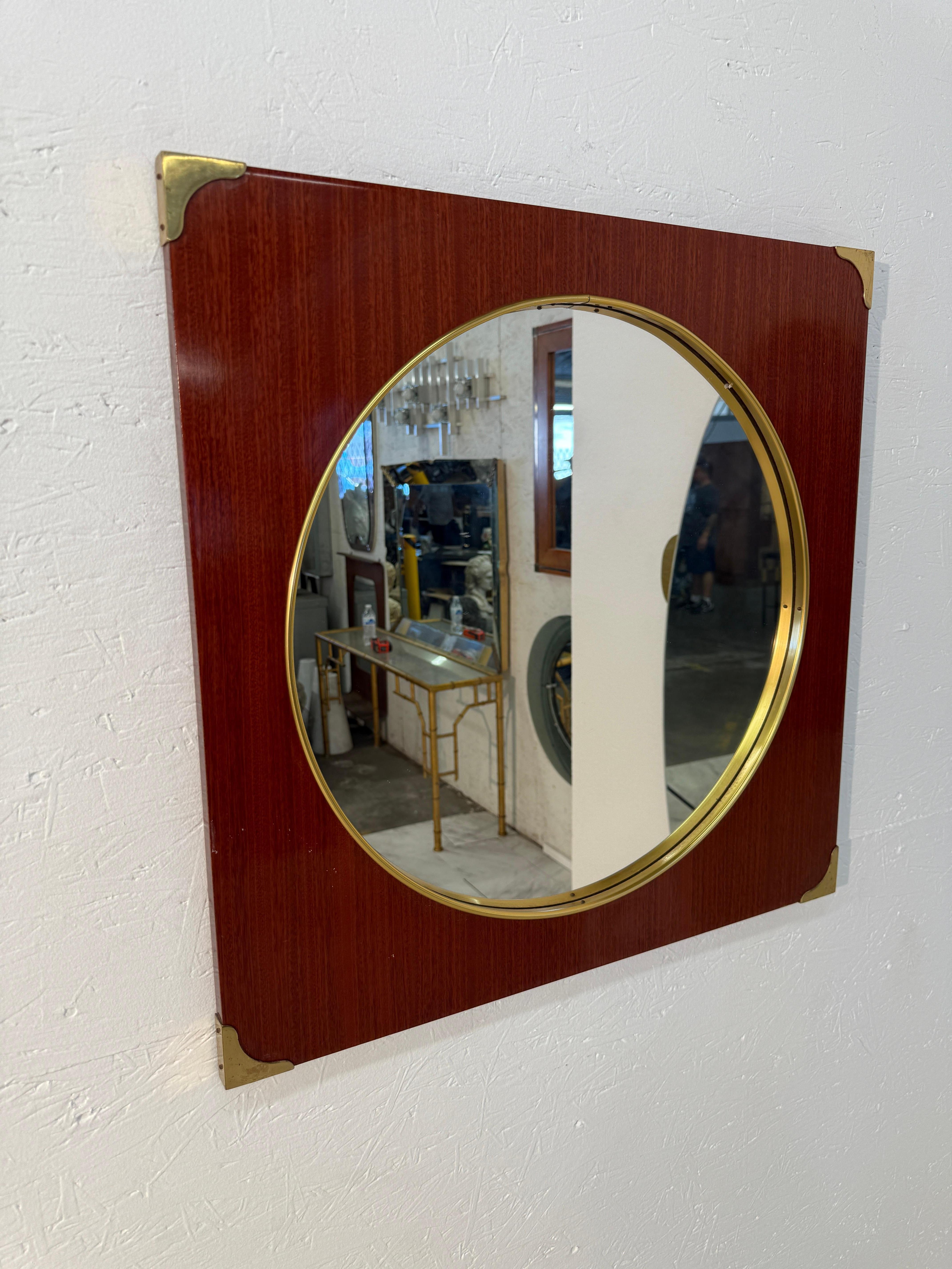 Espejo de pared cuadrado moderno de mediados de siglo con detalles de latón Italiano en venta