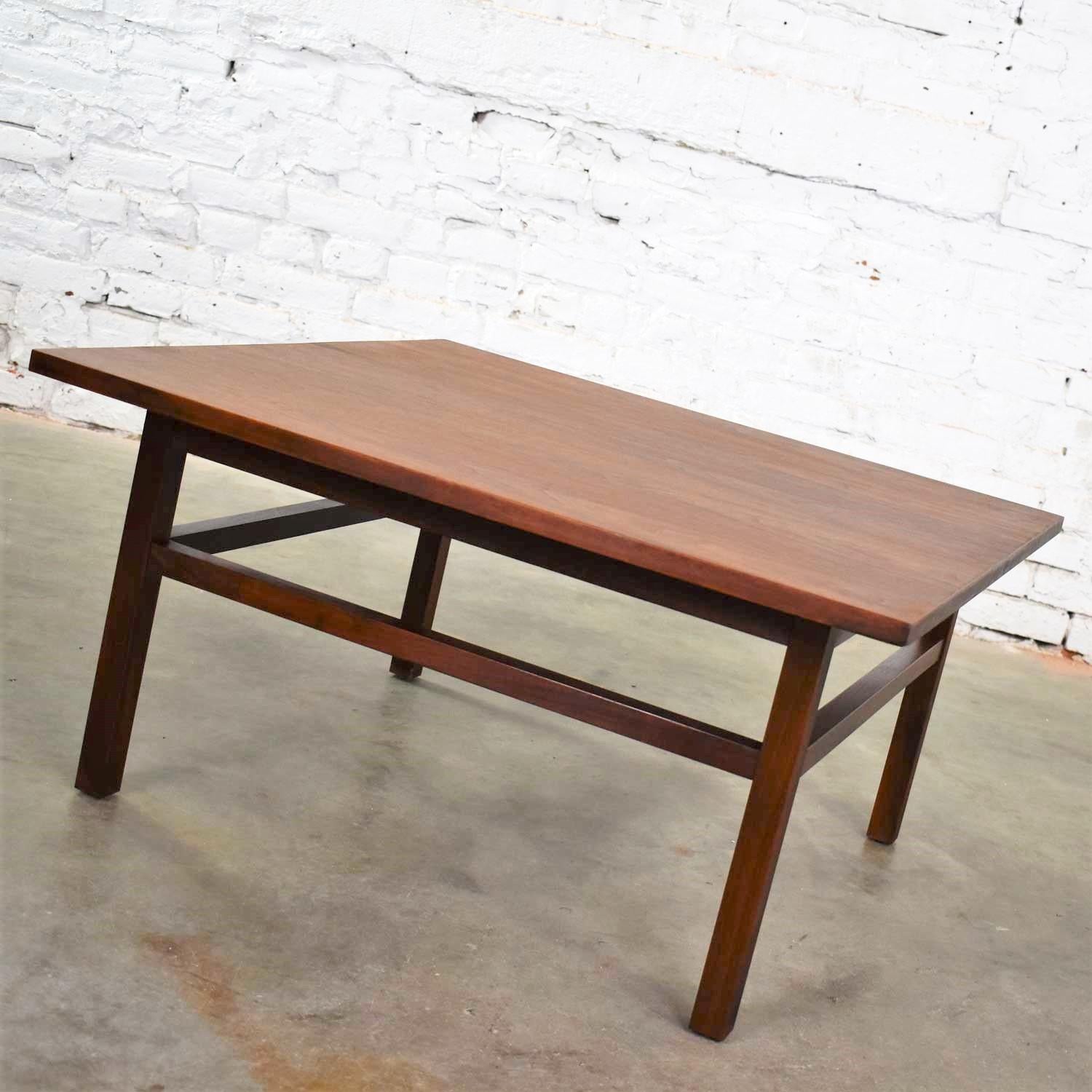 Mid-Century Modern Square Walnut Cocktail Coffee End Side Table Style Founders In Good Condition For Sale In Topeka, KS
