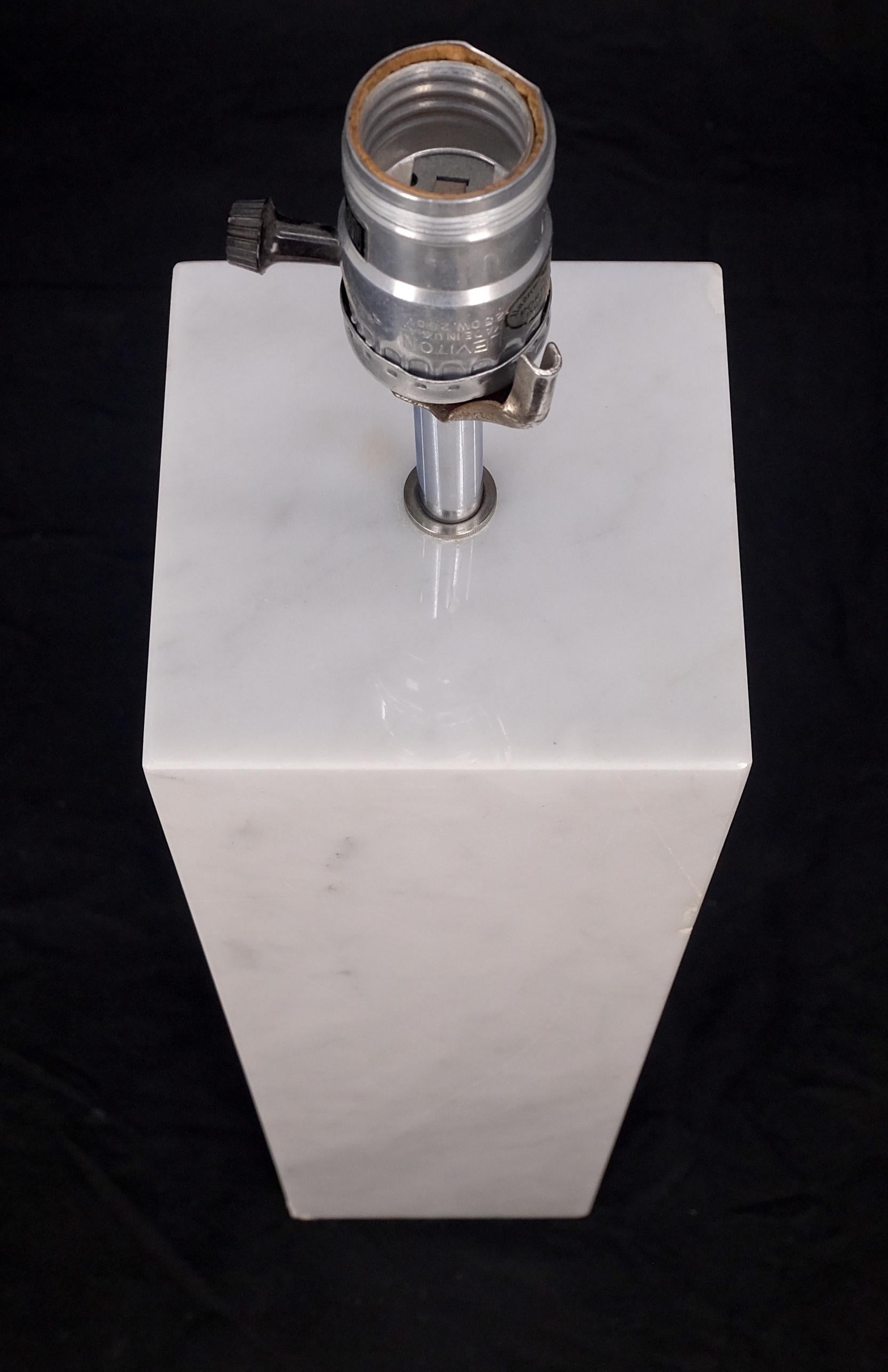 Moderne quadratische Gibbing-Tischlampe mit weißem Marmorsockel aus der Mitte des Jahrhunderts für Hansen MINT! im Zustand „Gut“ im Angebot in Rockaway, NJ