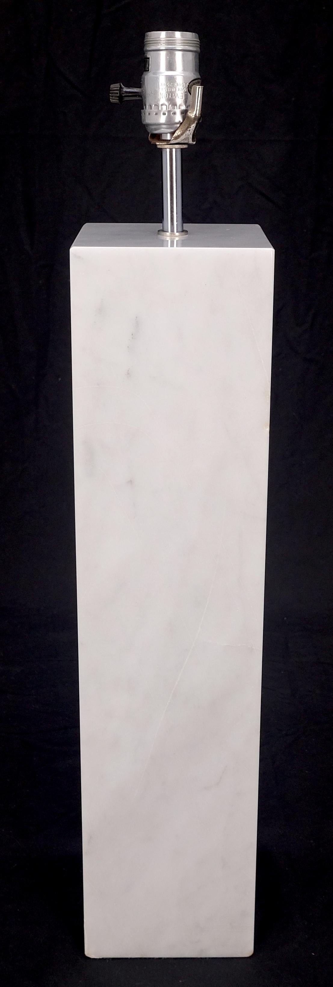 Moderne quadratische Gibbing-Tischlampe mit weißem Marmorsockel aus der Mitte des Jahrhunderts für Hansen MINT! im Angebot 3