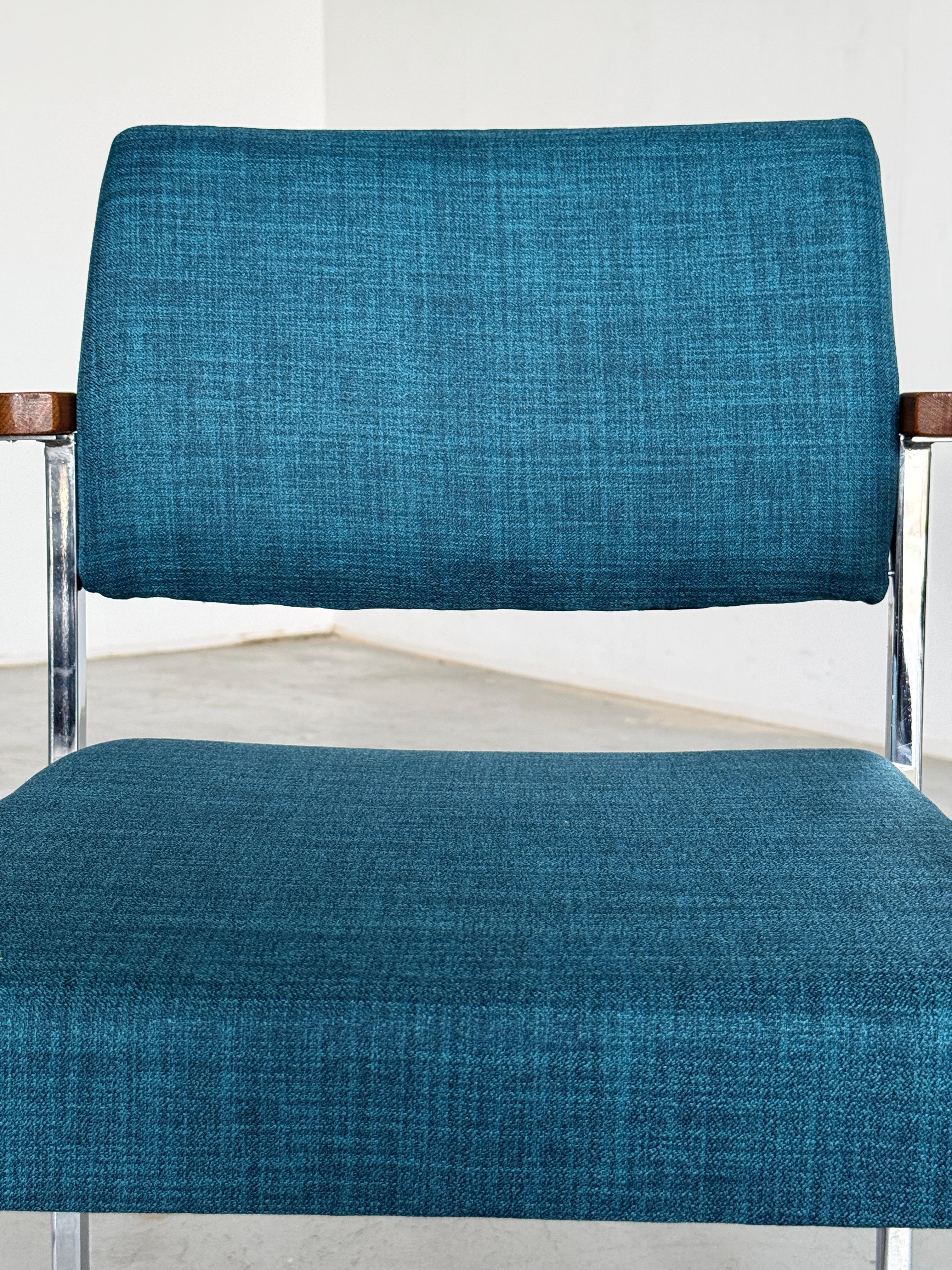 Fauteuils d'appoint ou chaises de salle à manger empilables en chrome The Moderns en vente 3