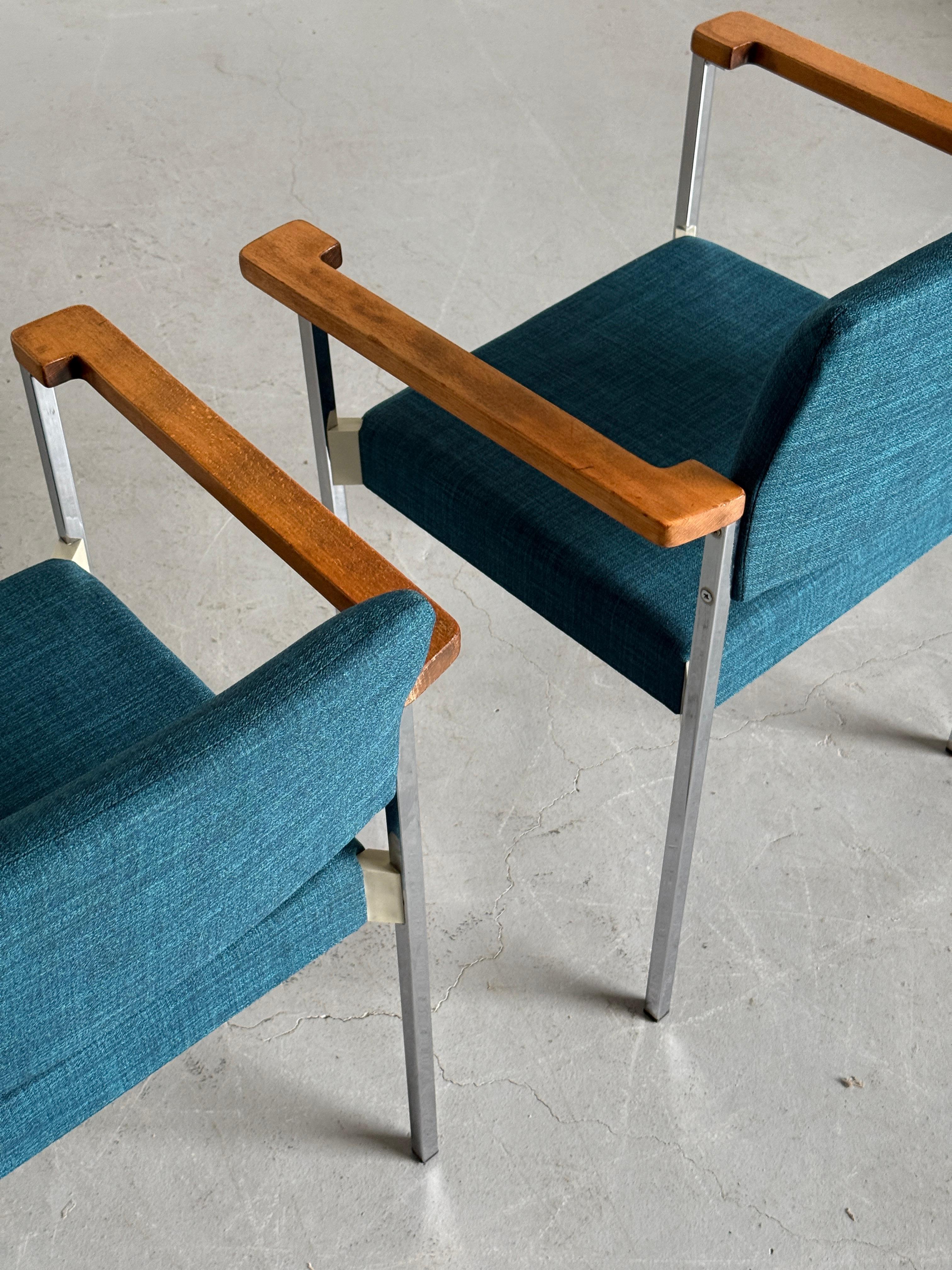 Fauteuils d'appoint ou chaises de salle à manger empilables en chrome The Moderns en vente 4