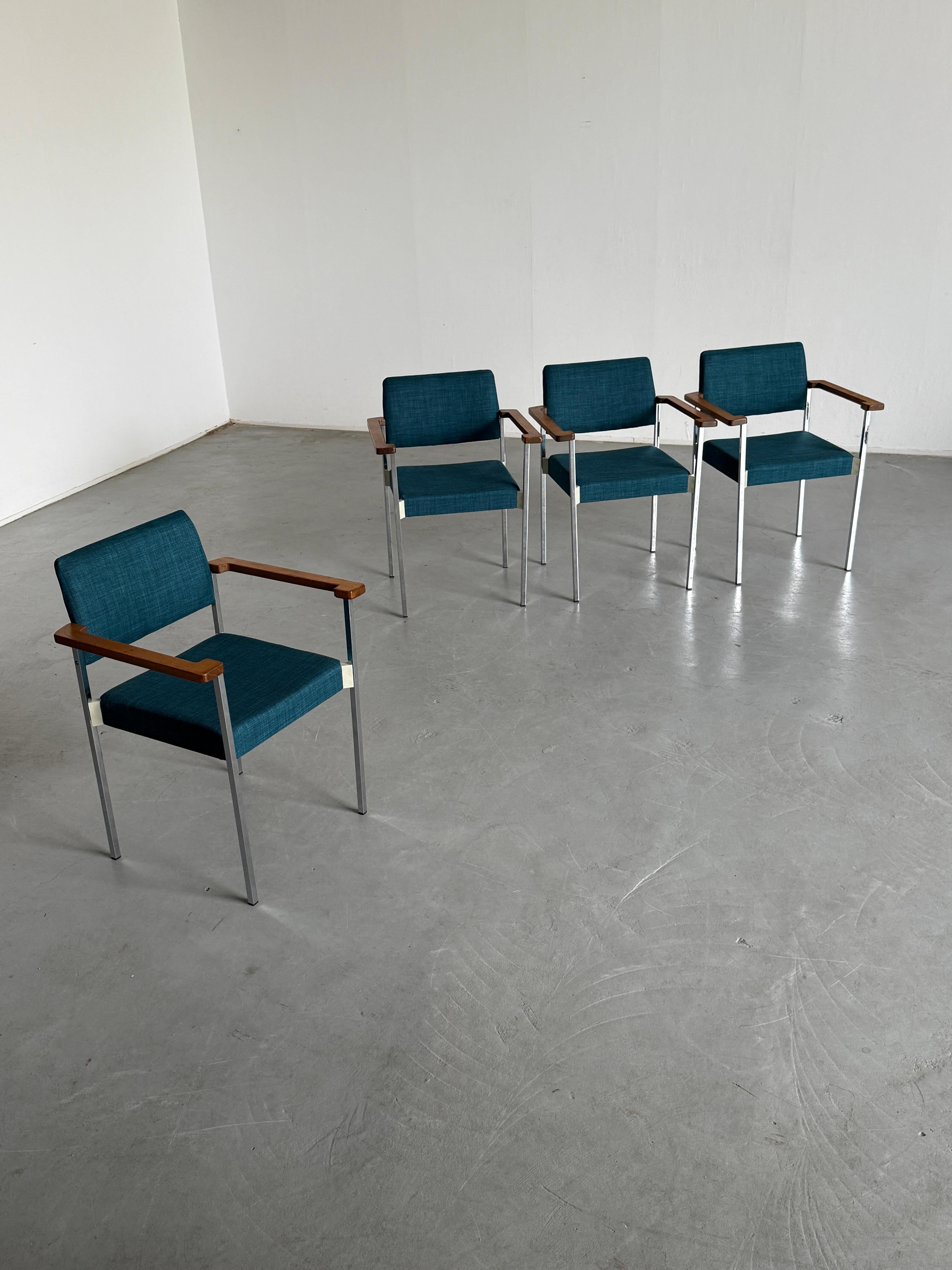 Chaises de salle à manger ou fauteuils d'appoint empilables de style moderne du milieu du siècle, avec structure chromée, accoudoirs en bois et rembourrage en tricot bleu.
Haute qualité de production.

En bon état vintage avec des signes d'âge