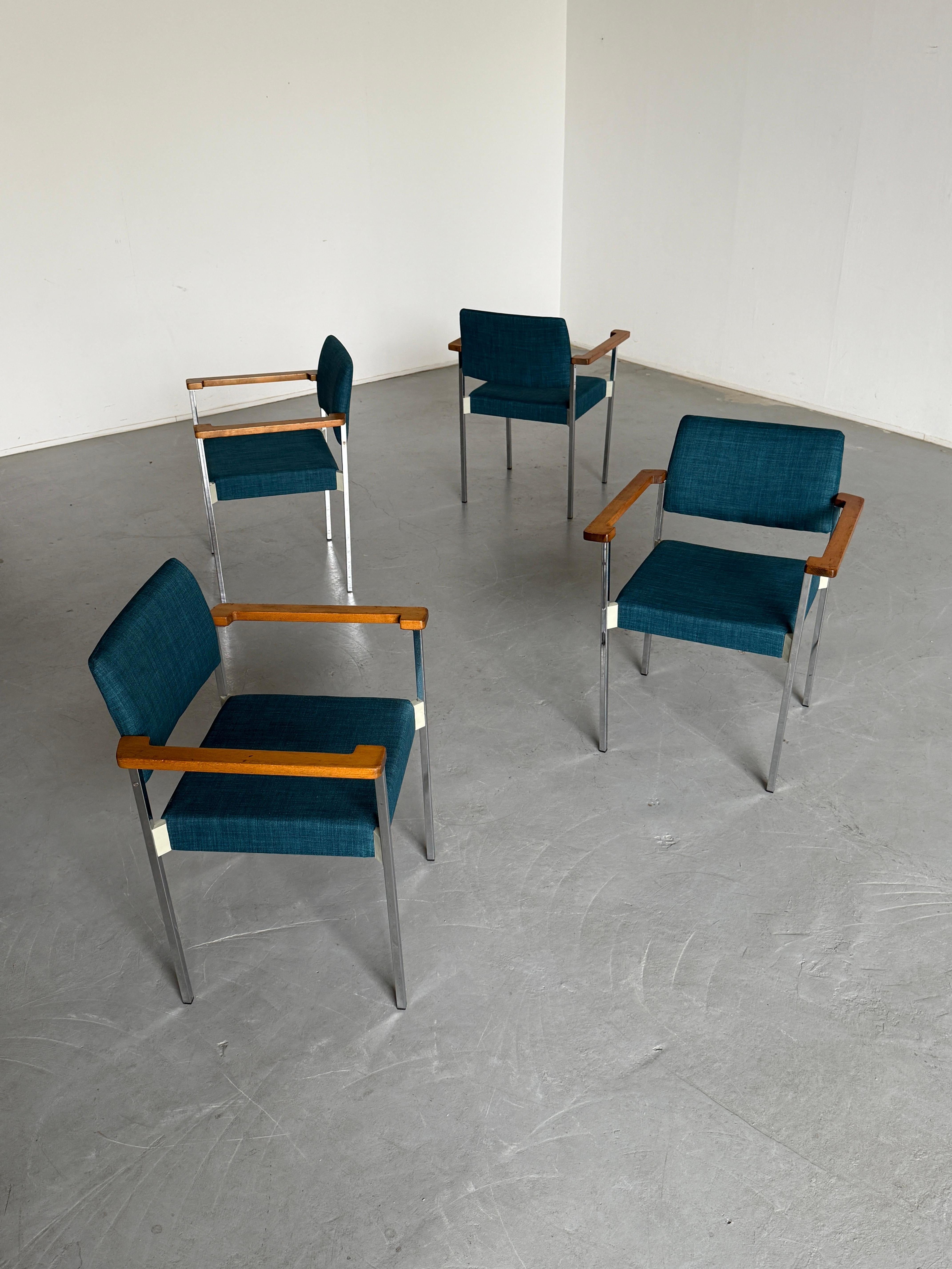 Européen Fauteuils d'appoint ou chaises de salle à manger empilables en chrome The Moderns en vente