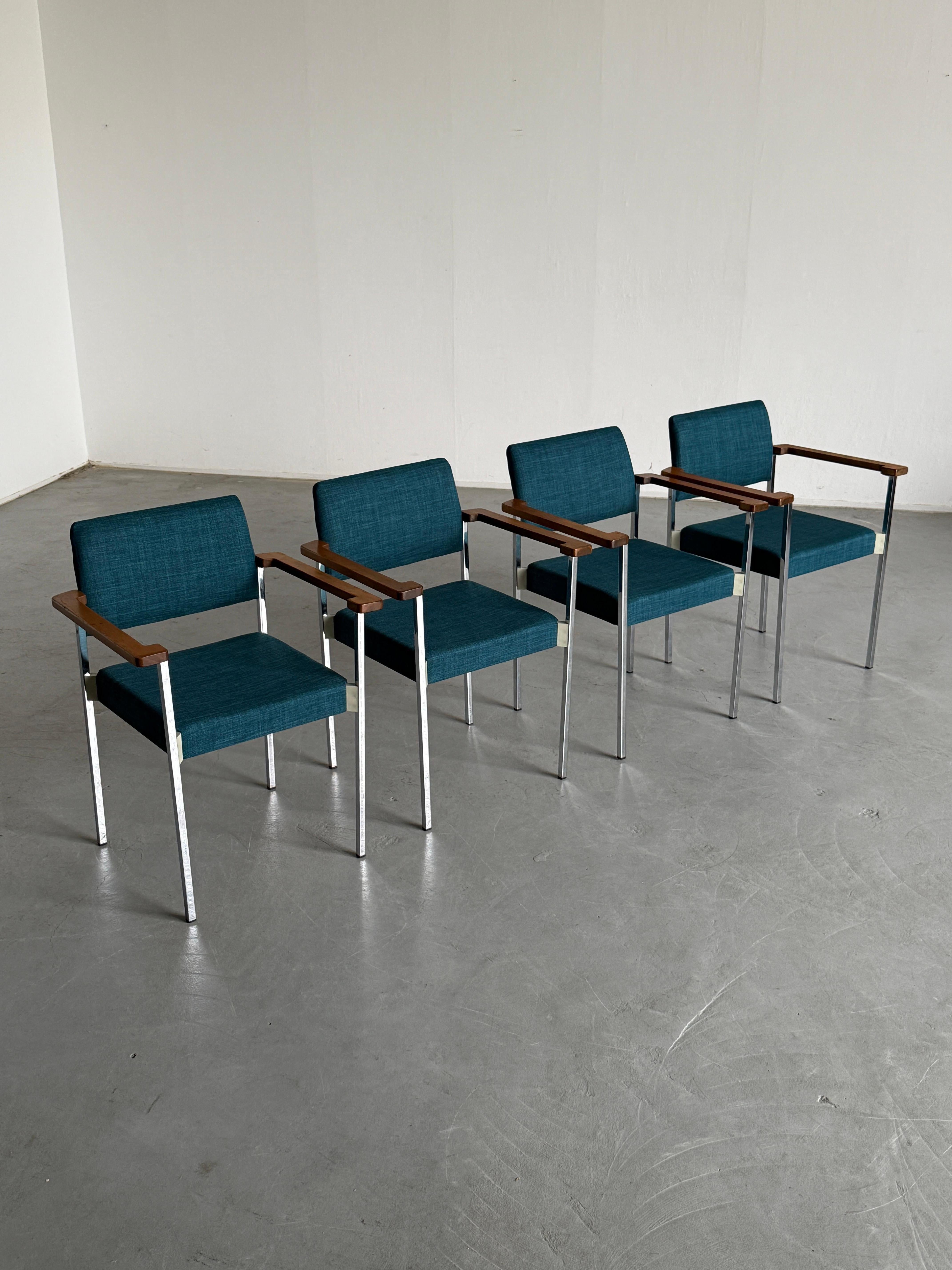 Fauteuils d'appoint ou chaises de salle à manger empilables en chrome The Moderns Bon état - En vente à Zagreb, HR