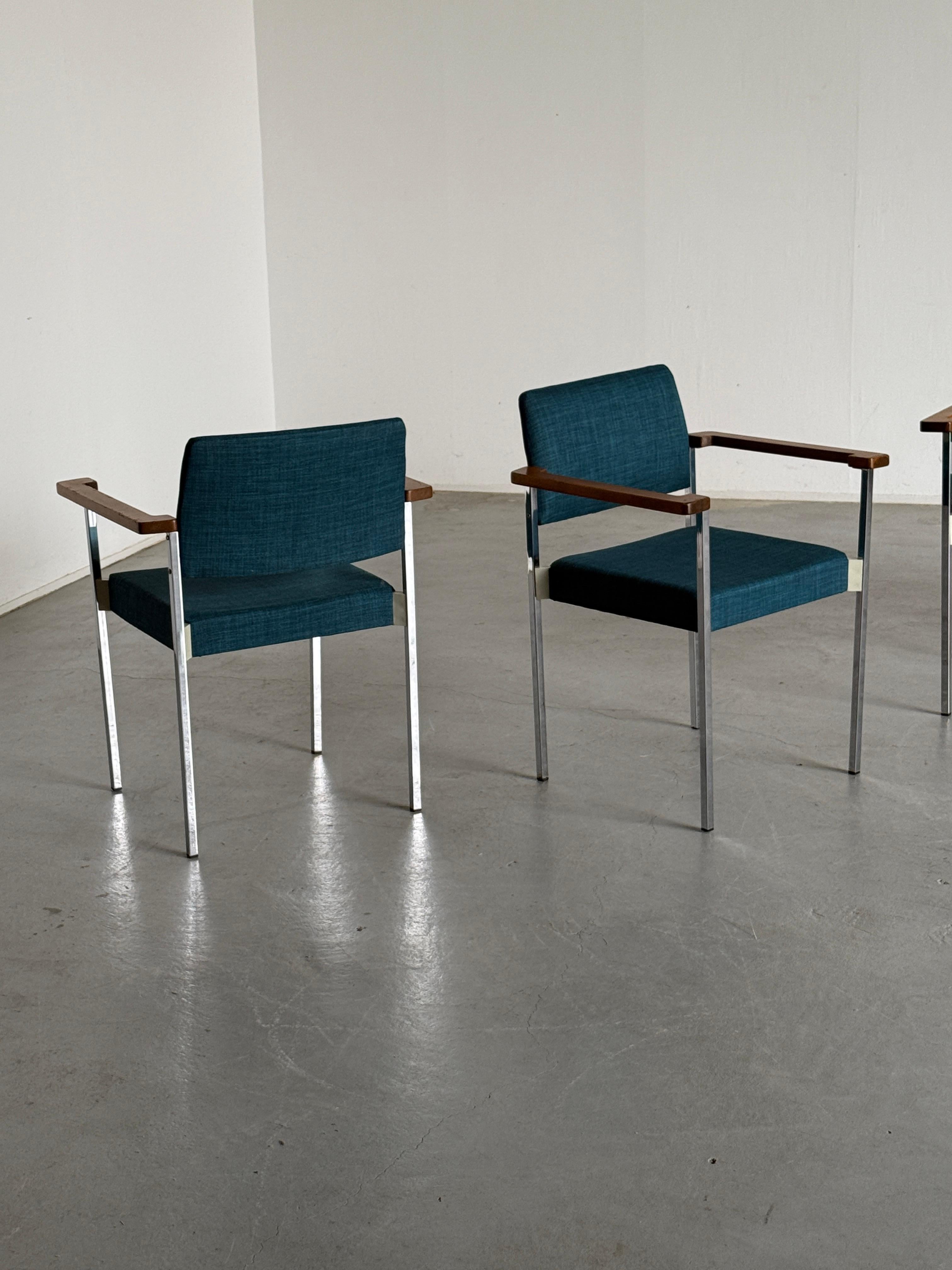 Milieu du XXe siècle Fauteuils d'appoint ou chaises de salle à manger empilables en chrome The Moderns en vente