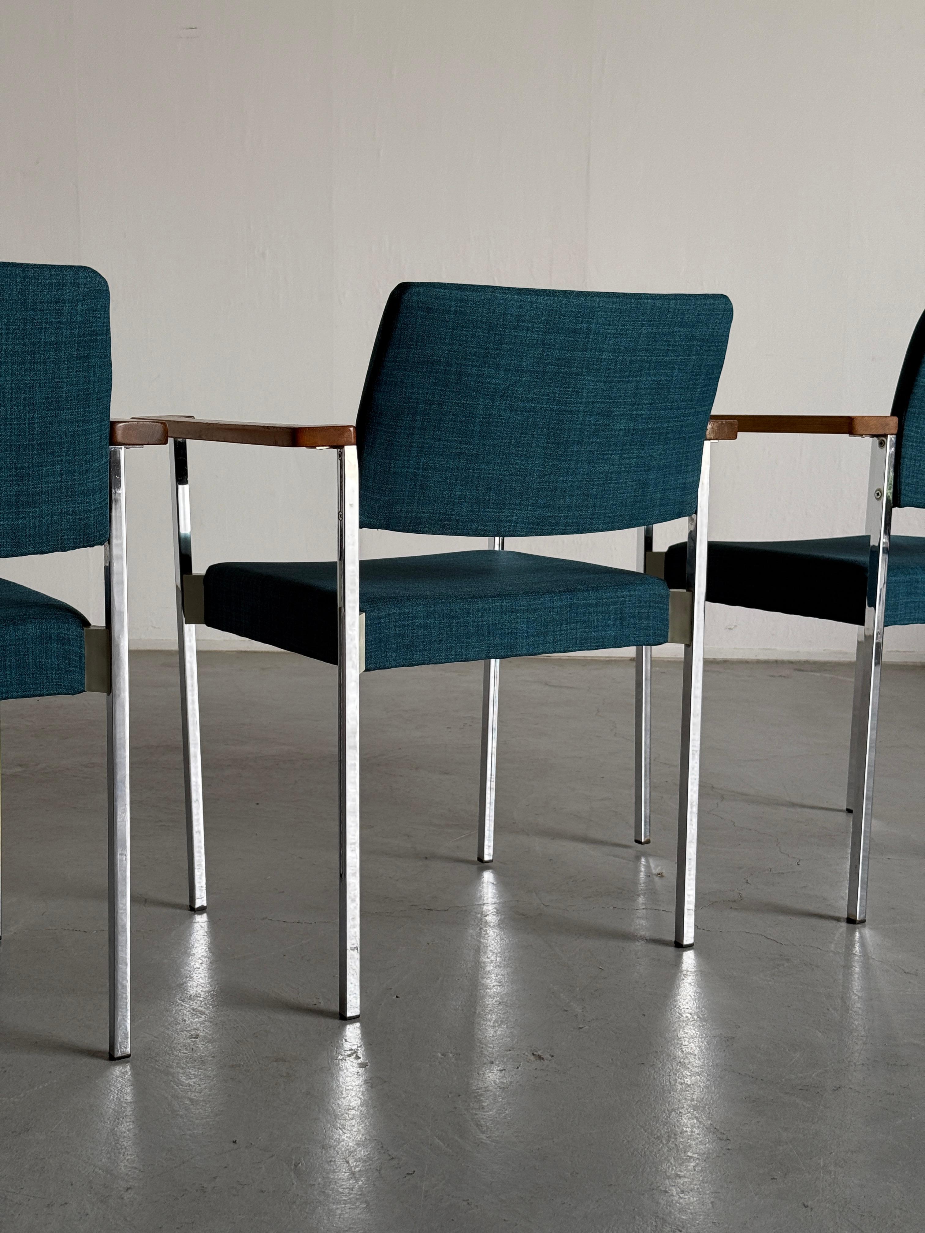 Tissu d'ameublement Fauteuils d'appoint ou chaises de salle à manger empilables en chrome The Moderns en vente